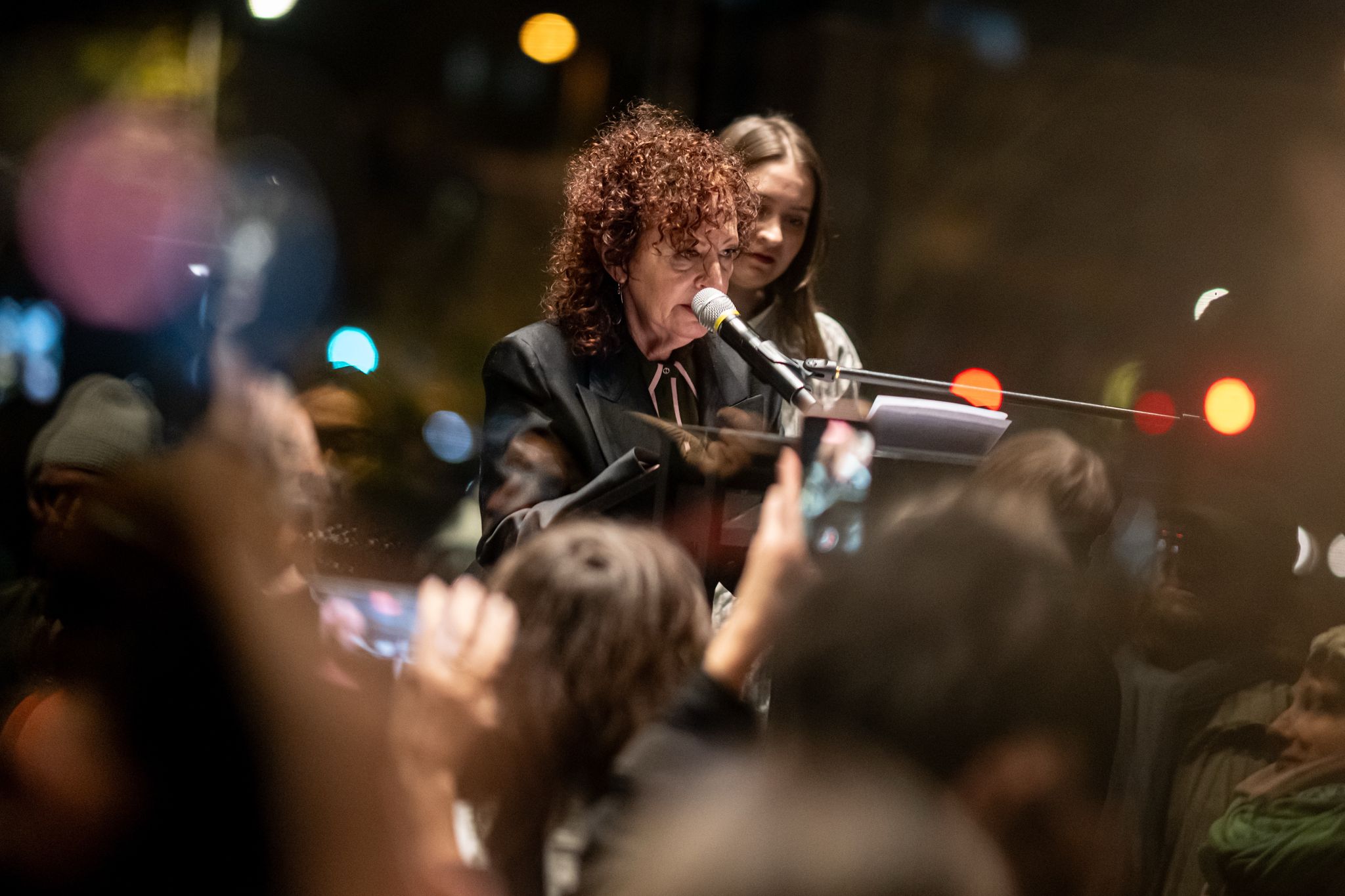 Nan Goldin beginnt ihre Rede mit einer mehrminütigen Schweigepause.