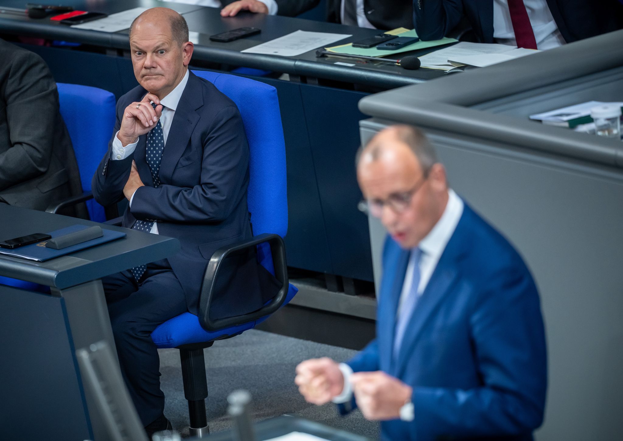 Kanzler Scholz und Unions-Kanzlerkandidat treten am Mittwoch im Bundestag zum inoffiziellen Wahlkampf-Auftakt gegeneinander an.