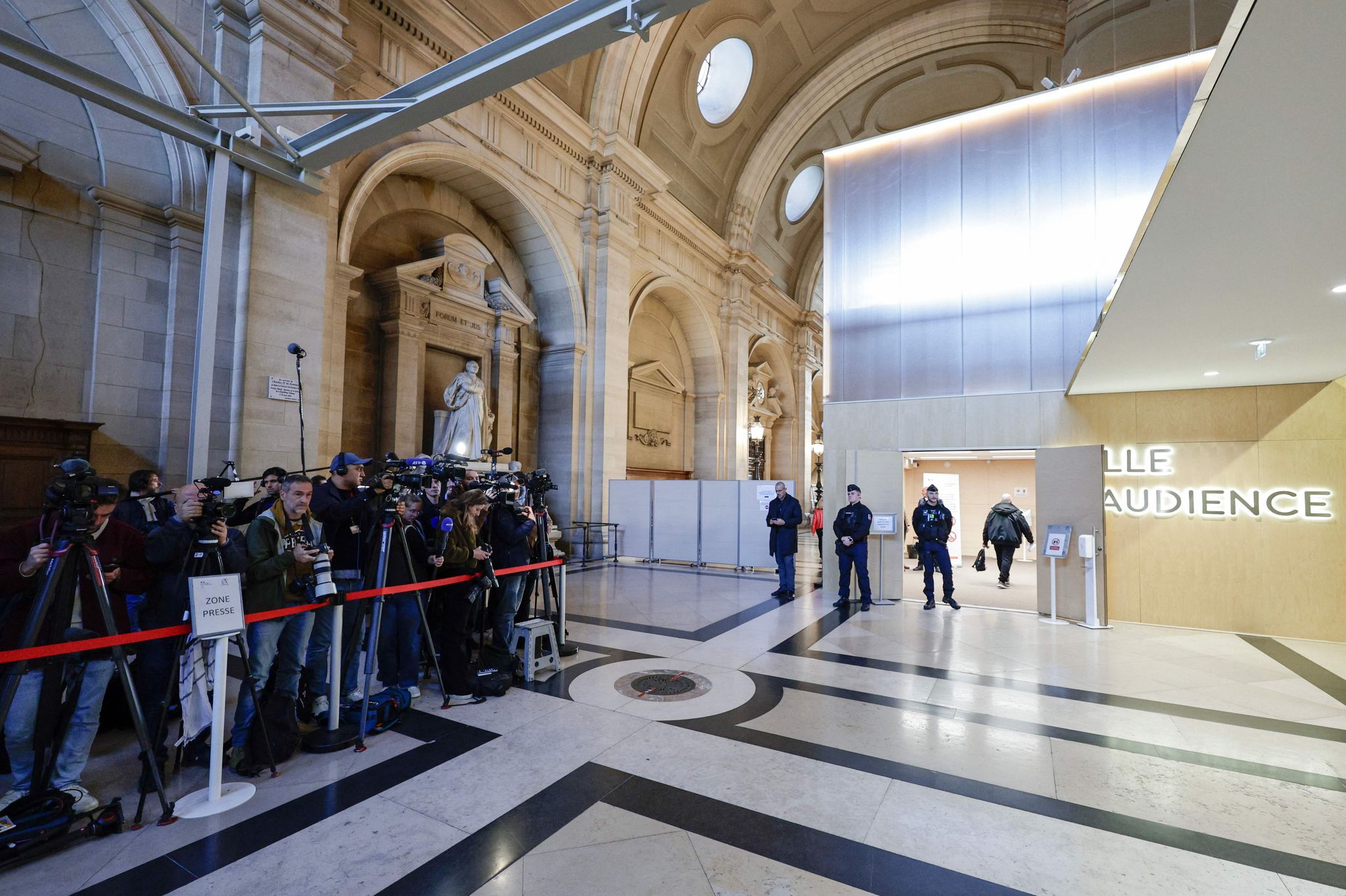 Unter großem Medieninteresse hat in Paris der Prozess um den Mord an dem Lehrer Samuel Paty begonnen.