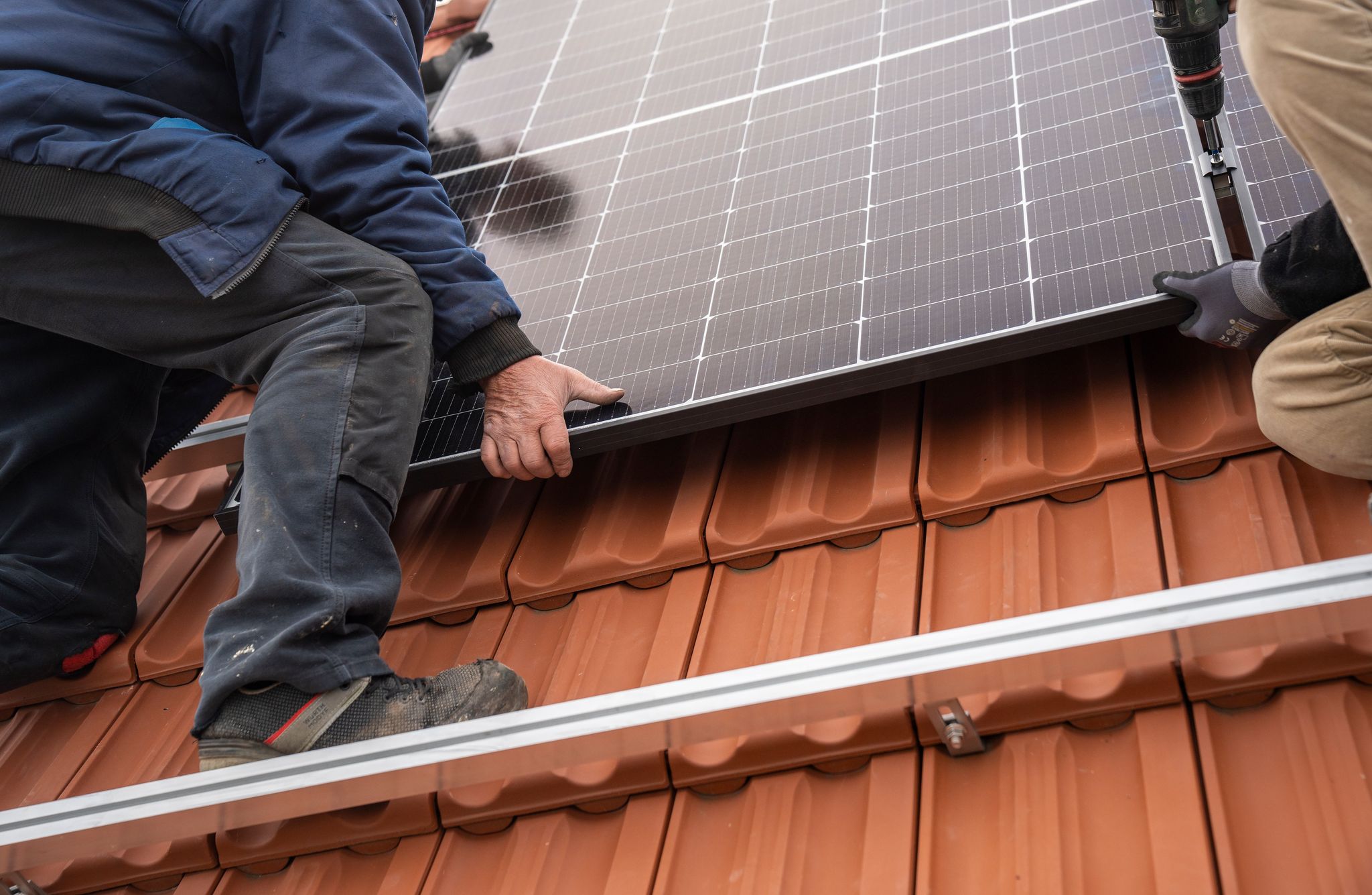 Nicht nur eventuelle Fragen mit dem Denkmalschutz klären: Wer eine Solaranlage auf das Haus bauen will, holt sich besser ein Angebot mit exakter Kostenaufstellung. Auch für Arbeitsschutz, Inbetriebnahme und Anmeldung.