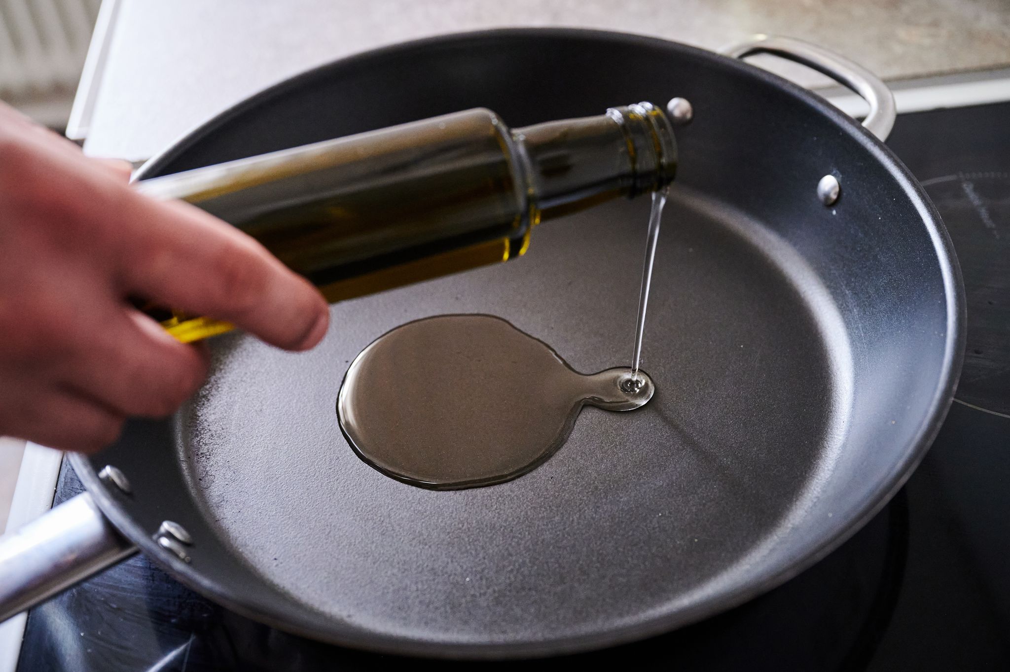 PFAS werden in zahlreichen Verbraucherprodukten eingesetzt, zum Beispiel in Kosmetika, Kleidung oder Kochgeschirr (Symbolbild).