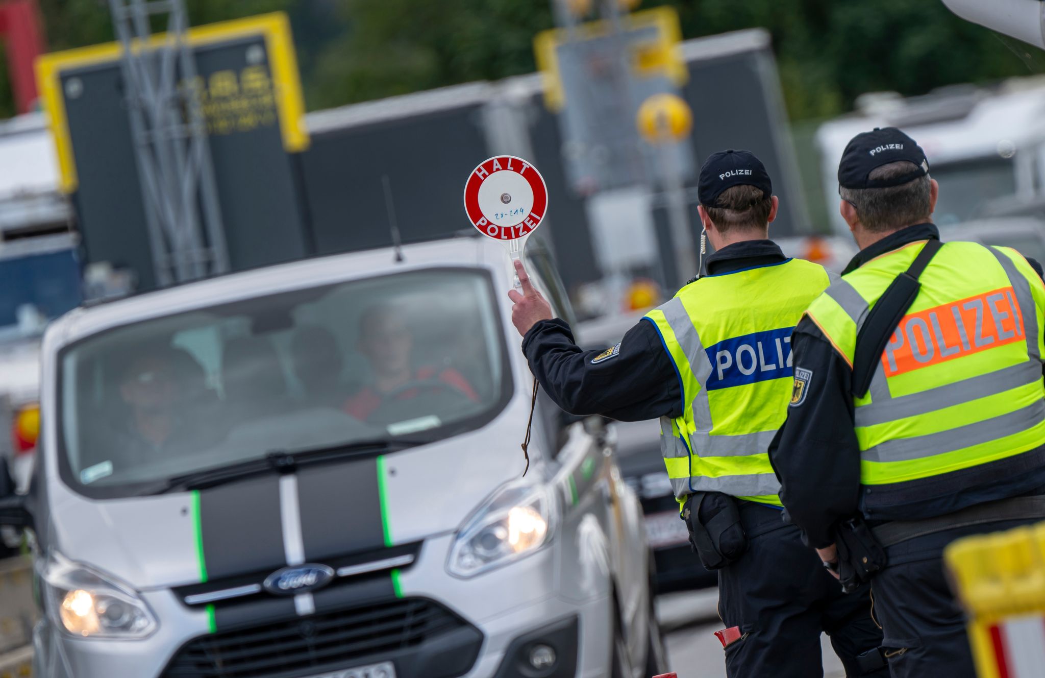 Inzwischen gibt es stationäre Grenzkontrollen an allen deutschen Landesgrenzen. 25 Prozent der Teilnehmer der Befragung gaben an, nicht funktionierender Grenzschutz treibe sie mehr um als alles andere. (Archivfoto)