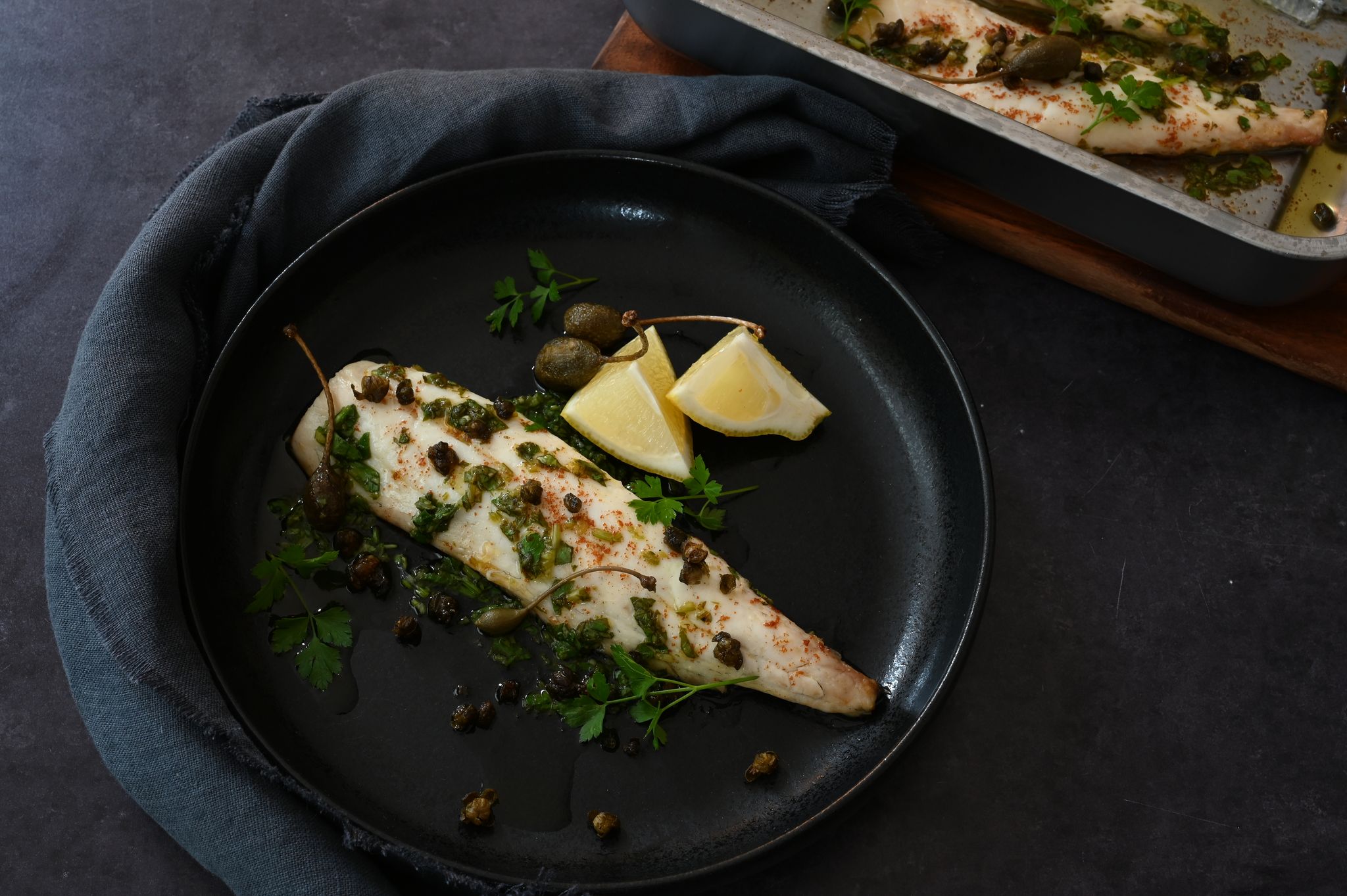 Die Zitrone zum Fisch sorgt für eine frische Note, die braune Butter für ein nussiges Aroma und die knusprig gebratenen Kapern für einen Crunch-Effekt.