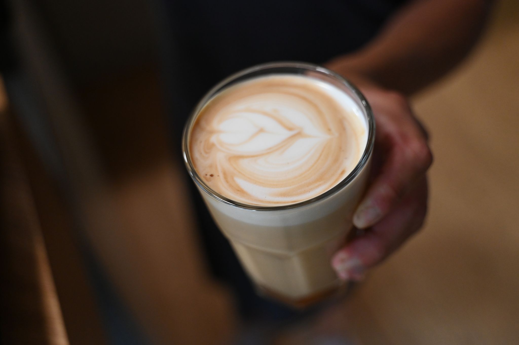 Von Zubereitung bis Geschmack: Wie gut sind Cappuccino und Espresso aus dem Kaffeevollautomaten? Die Stiftung Warentest hat zwölf Maschinen unter die Lupe genommen.