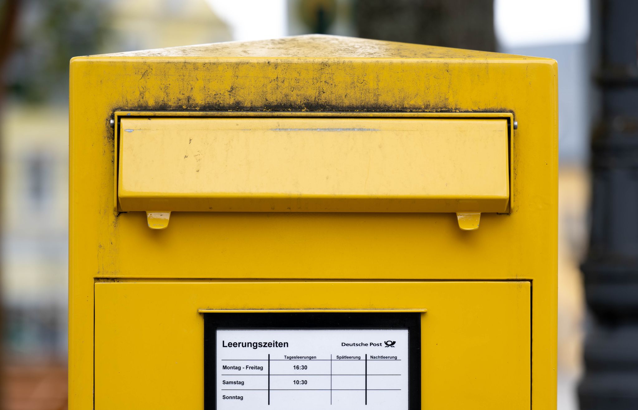 Ein Briefkasten mit viel Platz für Briefe.