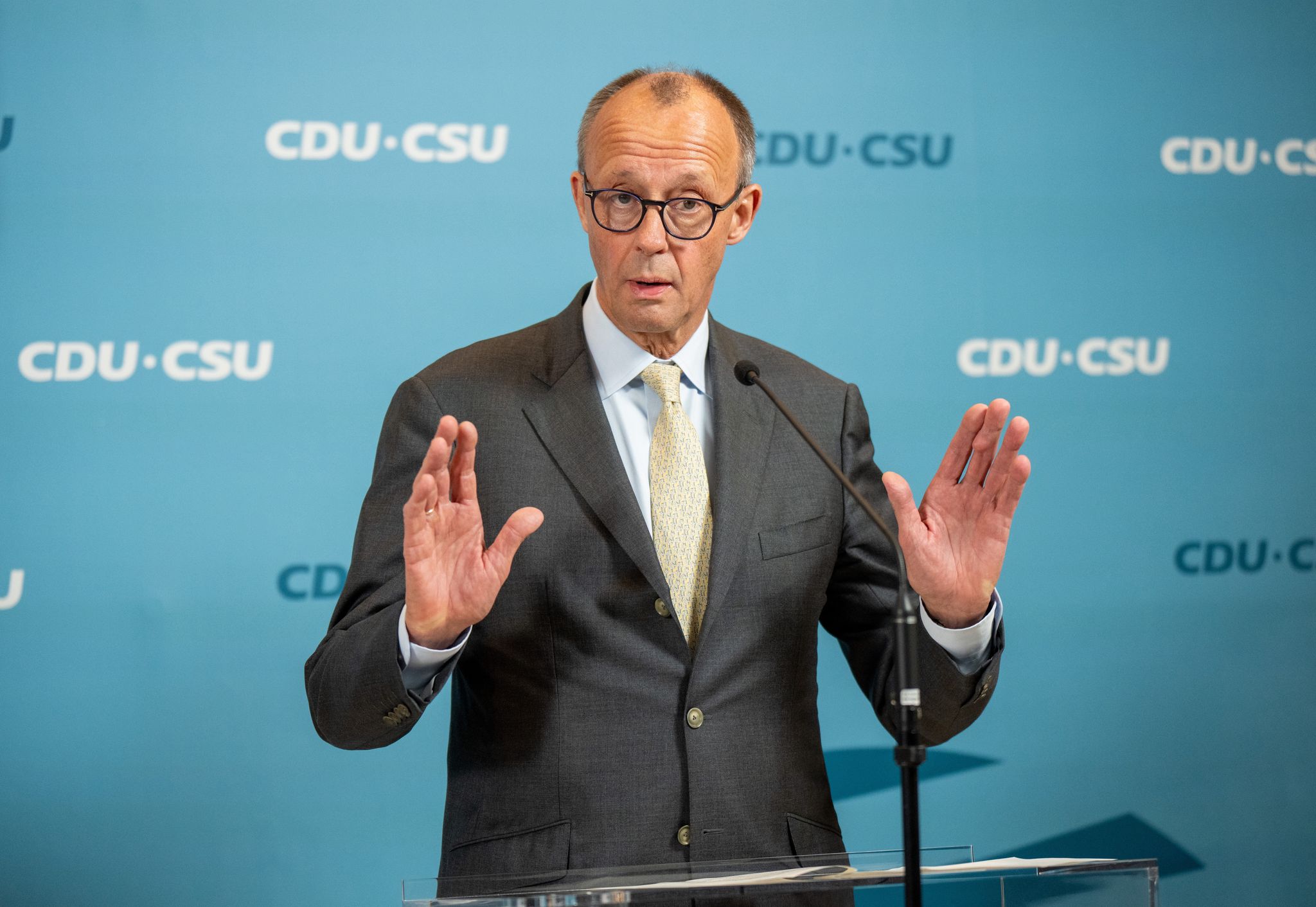 Geht Unions-Kanzlerkandidat Merz auf das Angebot von Kanzler Scholz zur Zusammenarbeit in drängenden Fragen ein? Merz will mit den Abgeordneten von CDU und CSU über das weitere Vorgehen beraten.