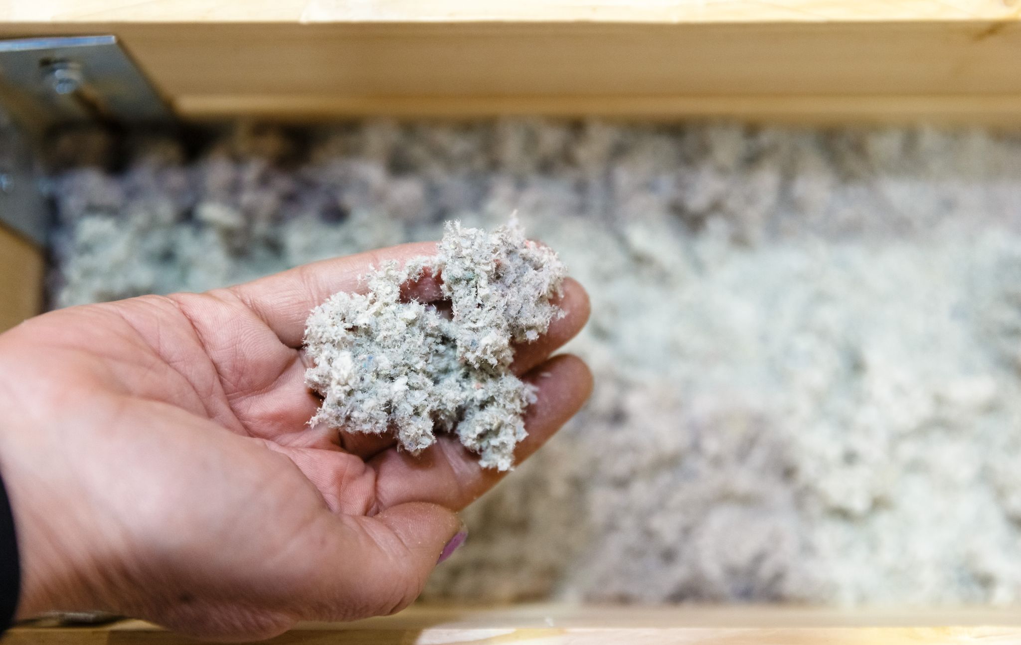 Kommt die Einblasdämmung im Hohlraum zur Außenwand zum Einsatz, muss das verwendete Material wasserabweisend sein.