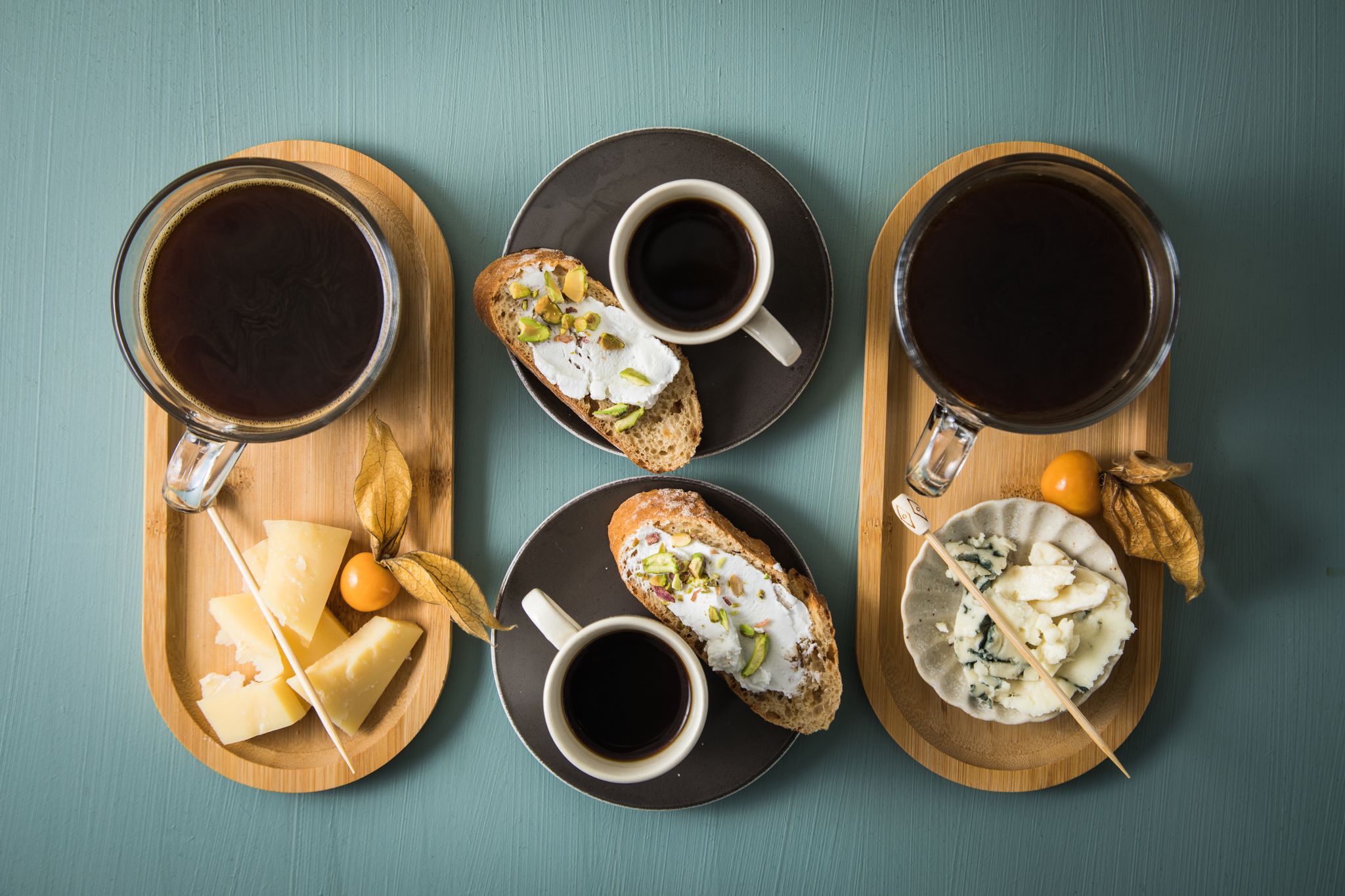 Klingt ungewöhnlich, aber passt: Zum Espresso oder Kaffee muss es nicht immer Süßes sein. Es passen etwa auch ein Le Gruyere, Ziegenfrisch- oder Blauschimmelkäse.