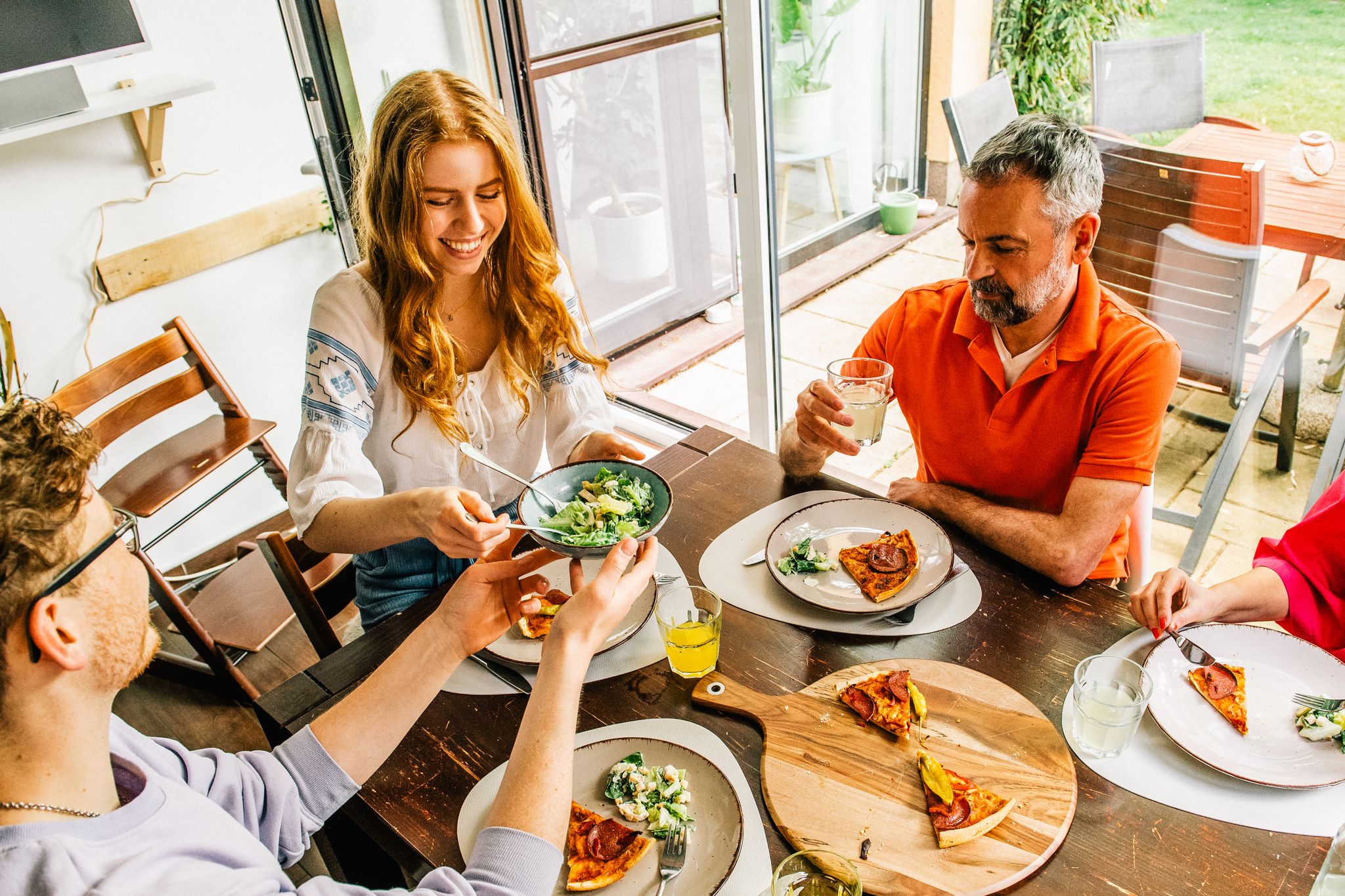 Gemeinsames Essen stärkt Bindungen: Regelmäßige Mahlzeiten in Gesellschaft fördern Austausch und emotionale Verbundenheit.