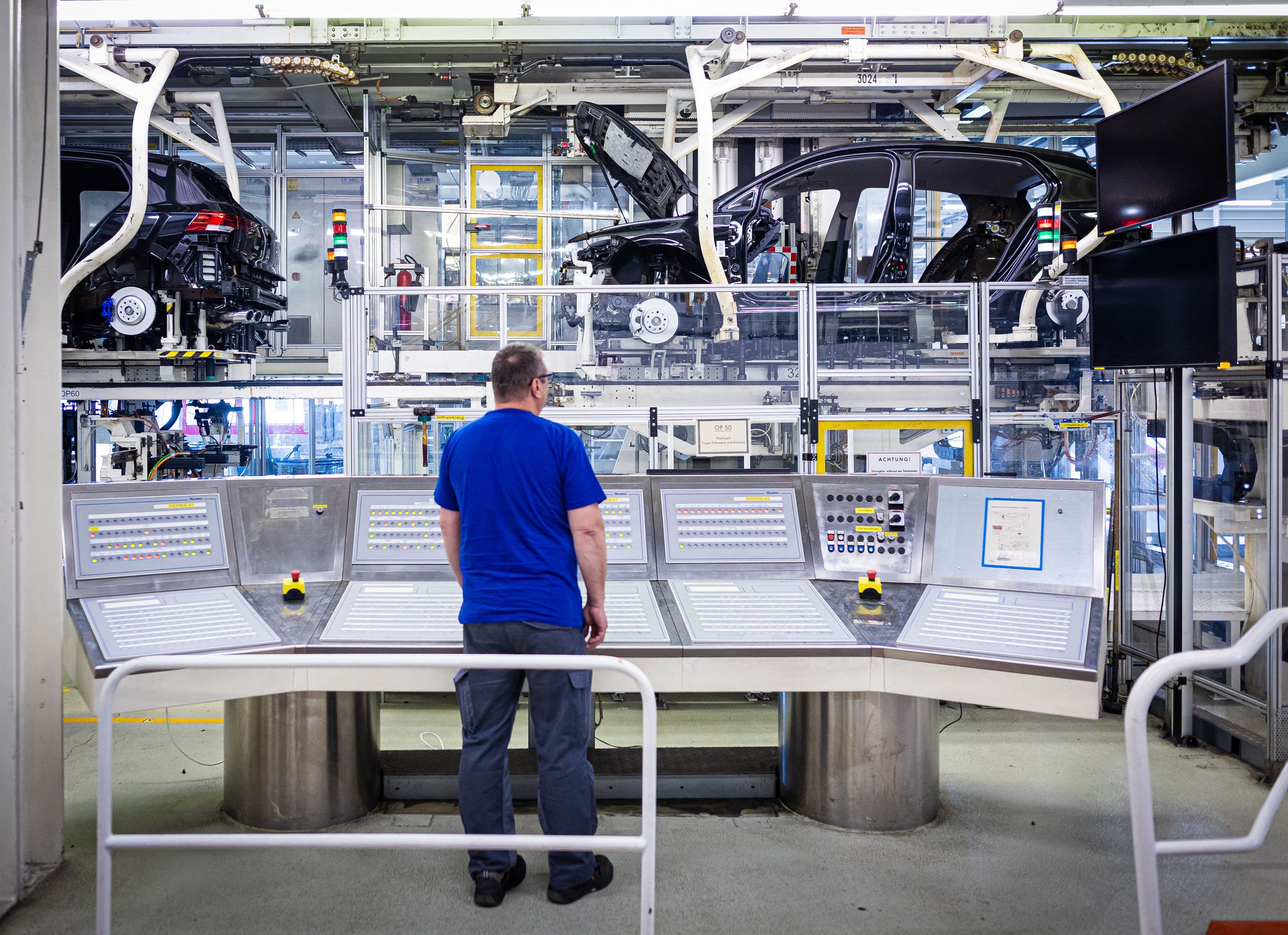 In der Autoindustrie fehlen laut Studie Tausende Fachkräfte. (Archivbild)