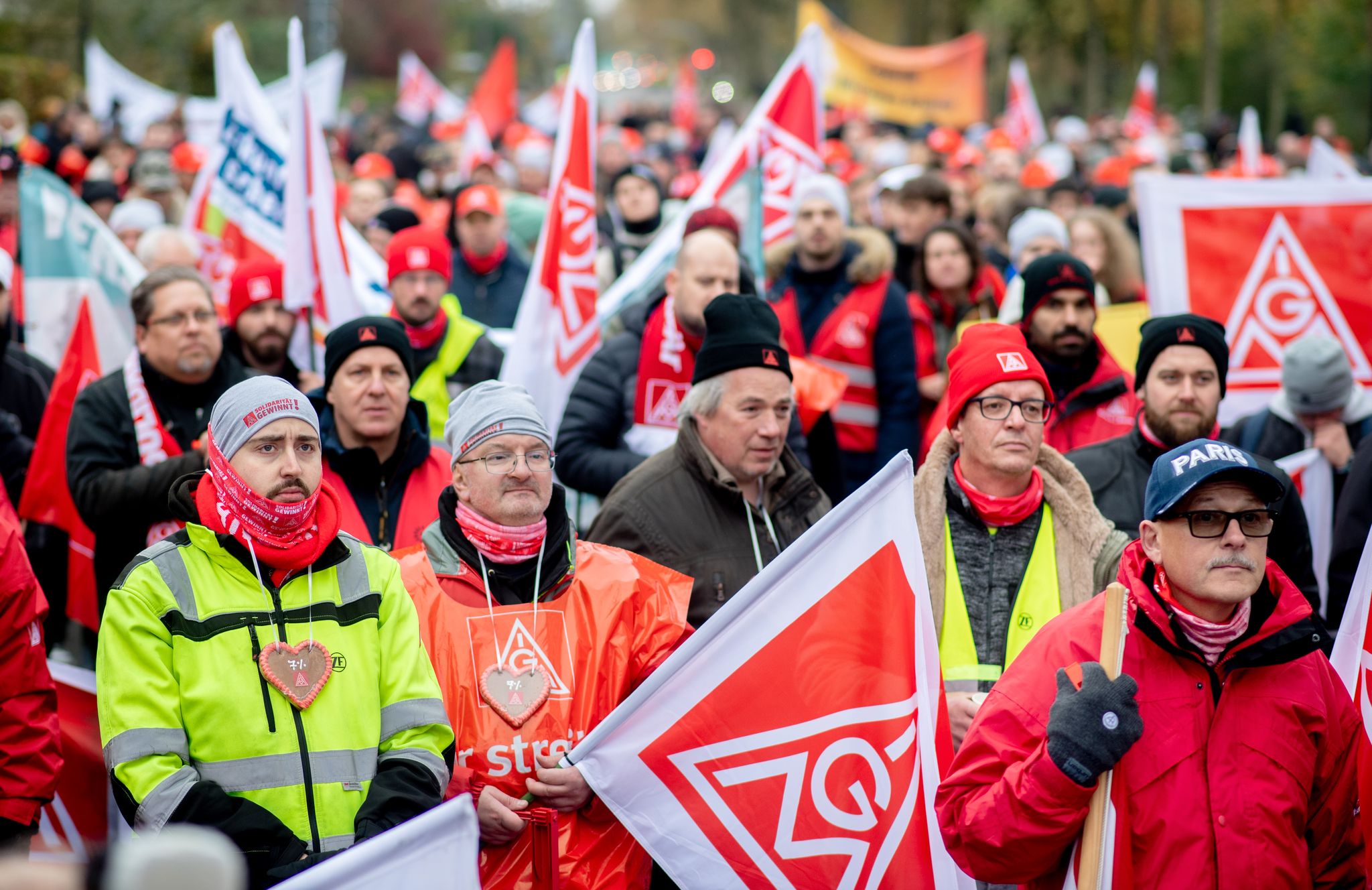 Nach zahlreichen Warnstreiks hoffen Arbeitgeber und die IG Metall in der vierten Verhandlungsrunde in Hamburg auf einen Durchbruch im Tarifstreit in der Metall- und Elektroindustrie. (Archivbild)