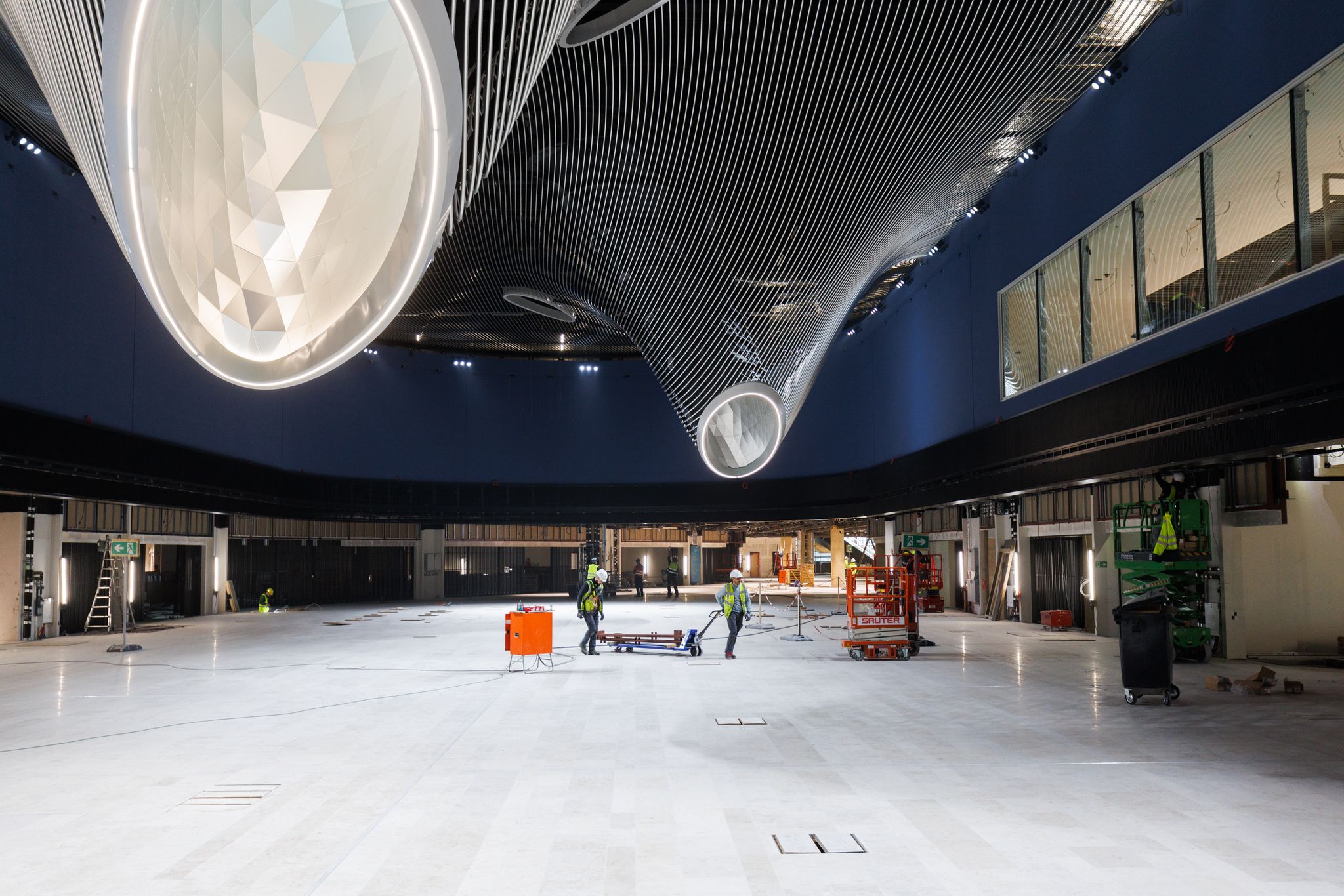 Lichtkegel ragen in den künftigen Marktplatz des Terminal 3 in Frankfurt.