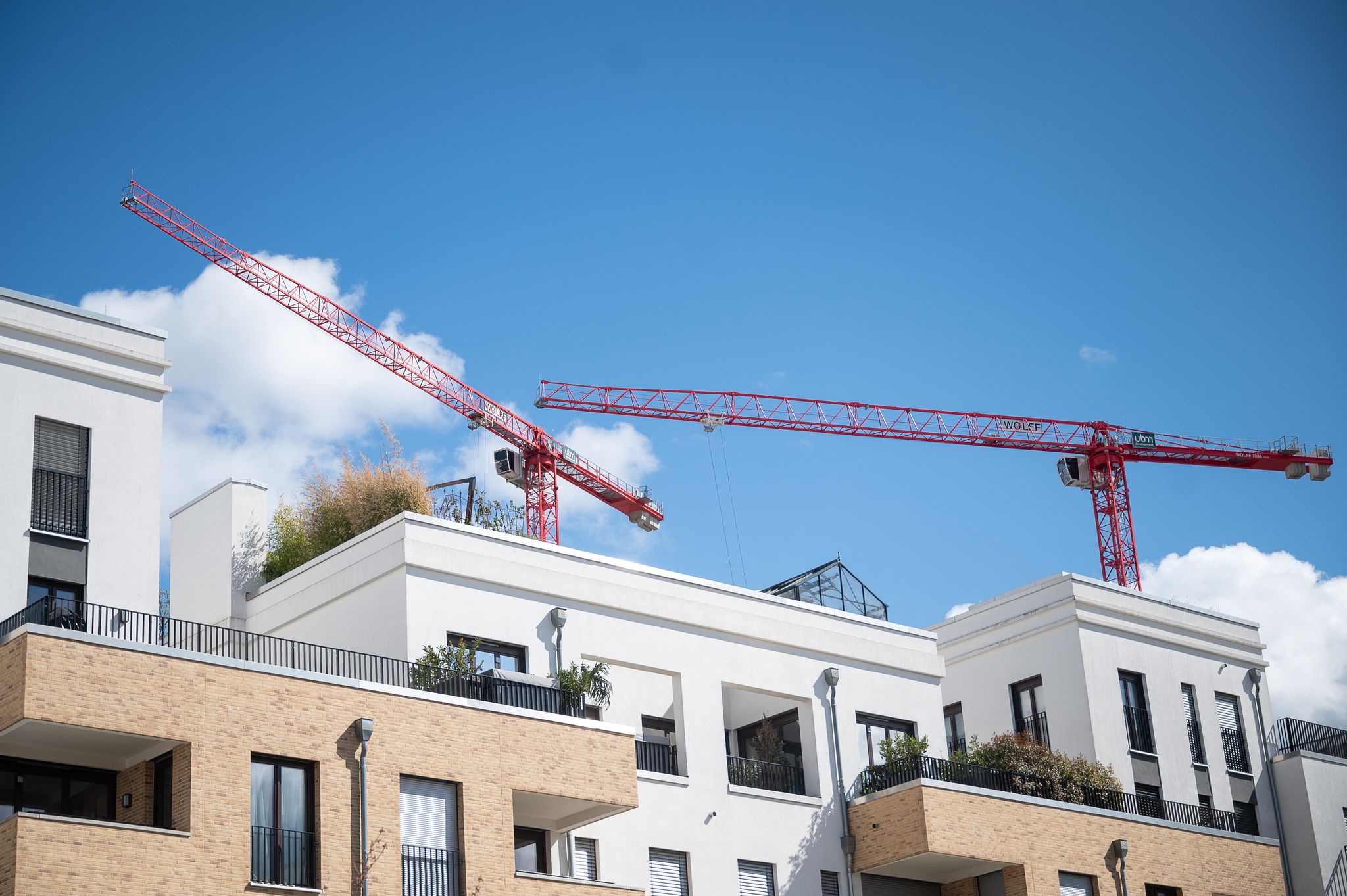 Banken vergeben wieder mehr Immobilienkredite an Verbraucher (Archivbild).