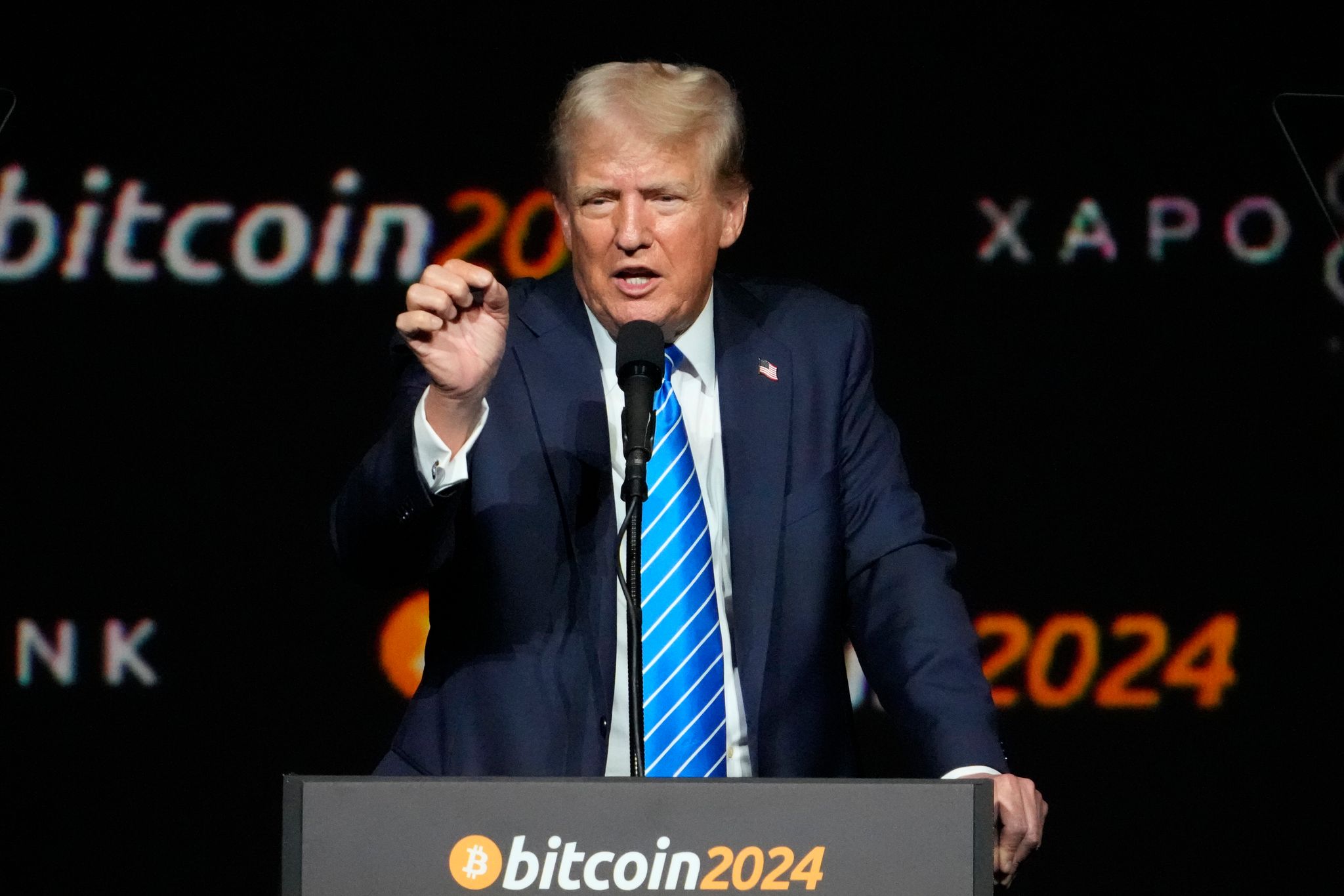 Der Kurs des Bitcoins hat erstmals die Schwelle von 80.000 US-Dollar überschritten - auch weil von Donald Trump krypto-freundliche Politik erwartet wird. (Archivbild)