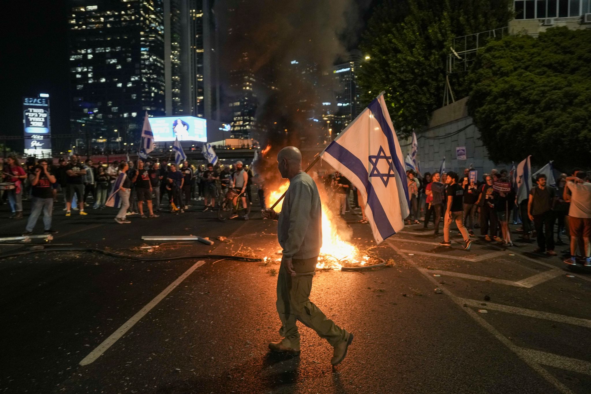 Nach der Entlassung von Verteidigungsminister Galant gingen in Israel zahlreiche Menschen gegen die Regierung von Ministerpräsident Netanjahu auf die Straße.