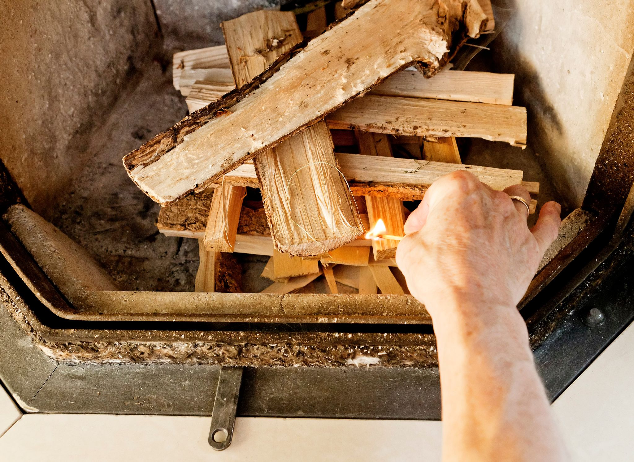 Als Gitter geschichtet: Beim Anheizen des Kamins kommt es auf die richtige Anordnung der Holzscheite an.