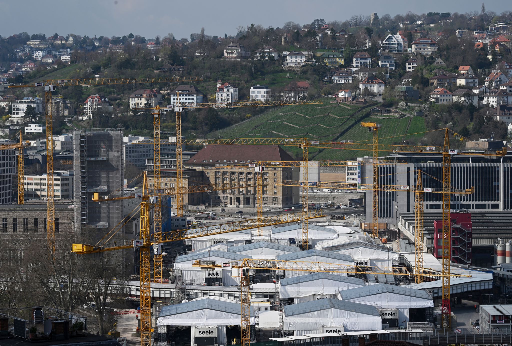 Die Stadt Stuttgart möchte frei werdende Bahnflächen rund um den Stuttgarter Hauptbahnhof für den Wohnungsbau nutzen - eine Gesetzesänderung erschwert das. (Archivbild)