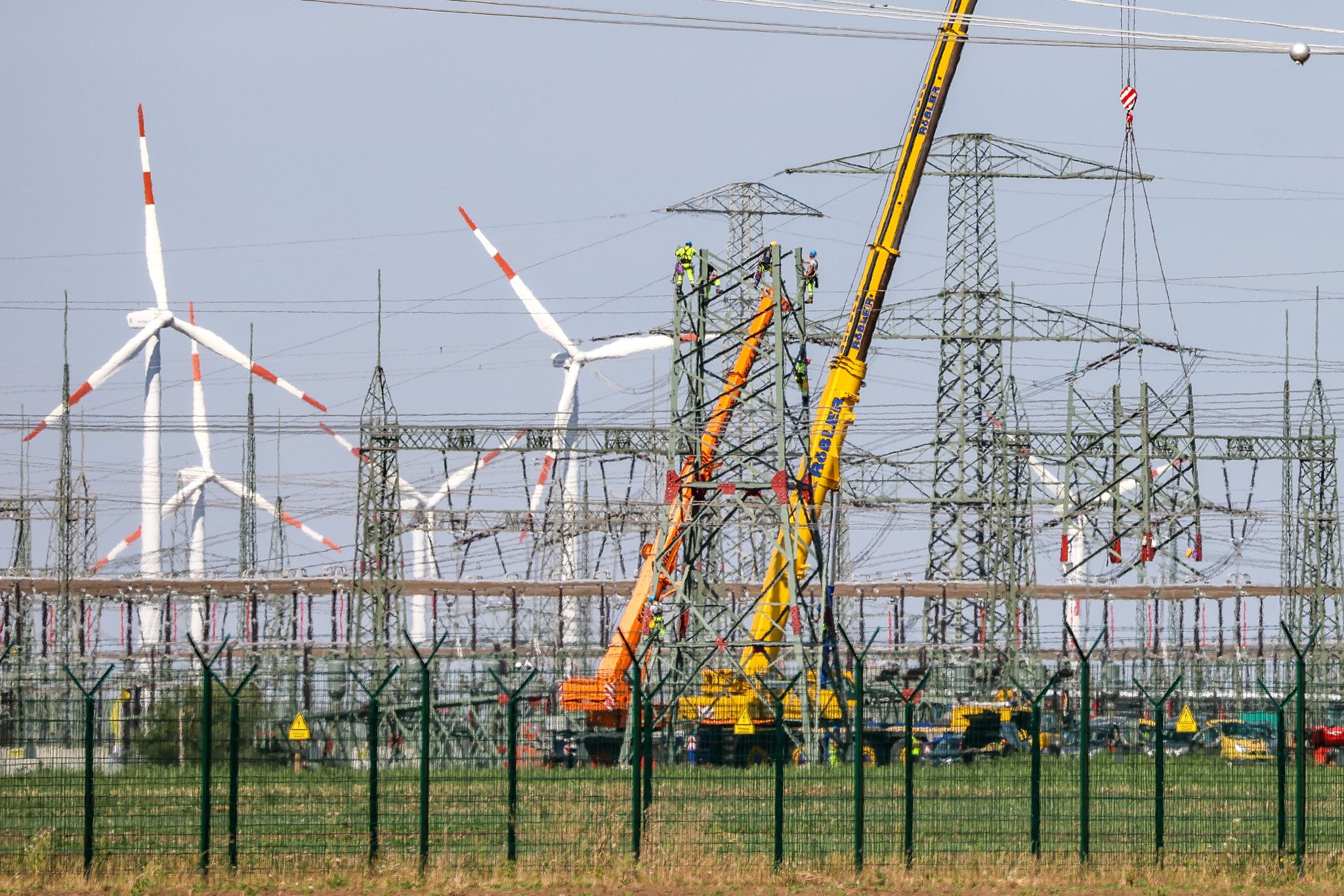 Zur kritischen Infrastruktur zählen auch Energieversorger und Stromtrassen. (Archivfoto)