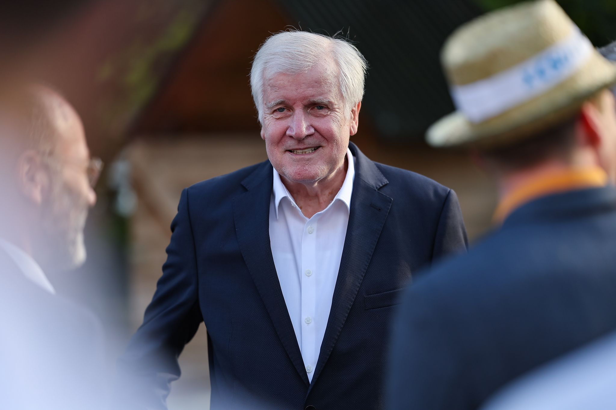 Horst Seehofer (75), hier bei einer Wahlkampfveranstaltung der CSU im Mai 2024, war bayerischer Ministerpräsident, CSU-Vorsitzender und im letzten Kabinett von Kanzlerin Angela Merkel (CDU) Bundesinnenminister. Mit Merkel trug er vor allem in Migrationsfragen mehrere Konflikte aus. (Archivfoto)