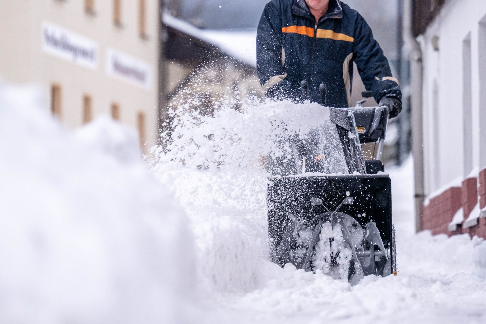 Wer für Winterdienste wie Räumen, Streuen oder das Eiszapfenbeseitigen Dienstleister beauftragt, kann die Kosten dafür regelmäßig als haushaltsnahe Dienstleistung von der Steuer absetzen.