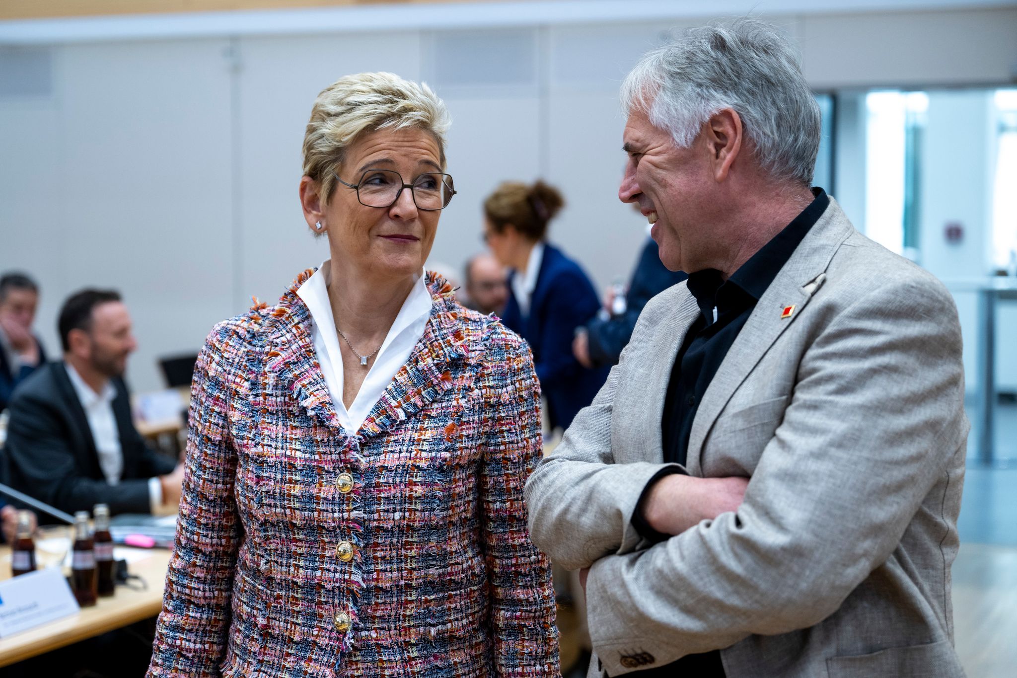 Peilen einen Pilotabschluss an: Horst Ott, Verhandlungsführer der IG Metall Bayern, und Angelique Renkhoff-Mücke, Verhandlungsführerin des Arbeitgeberverbands vbm. (Archivbild)