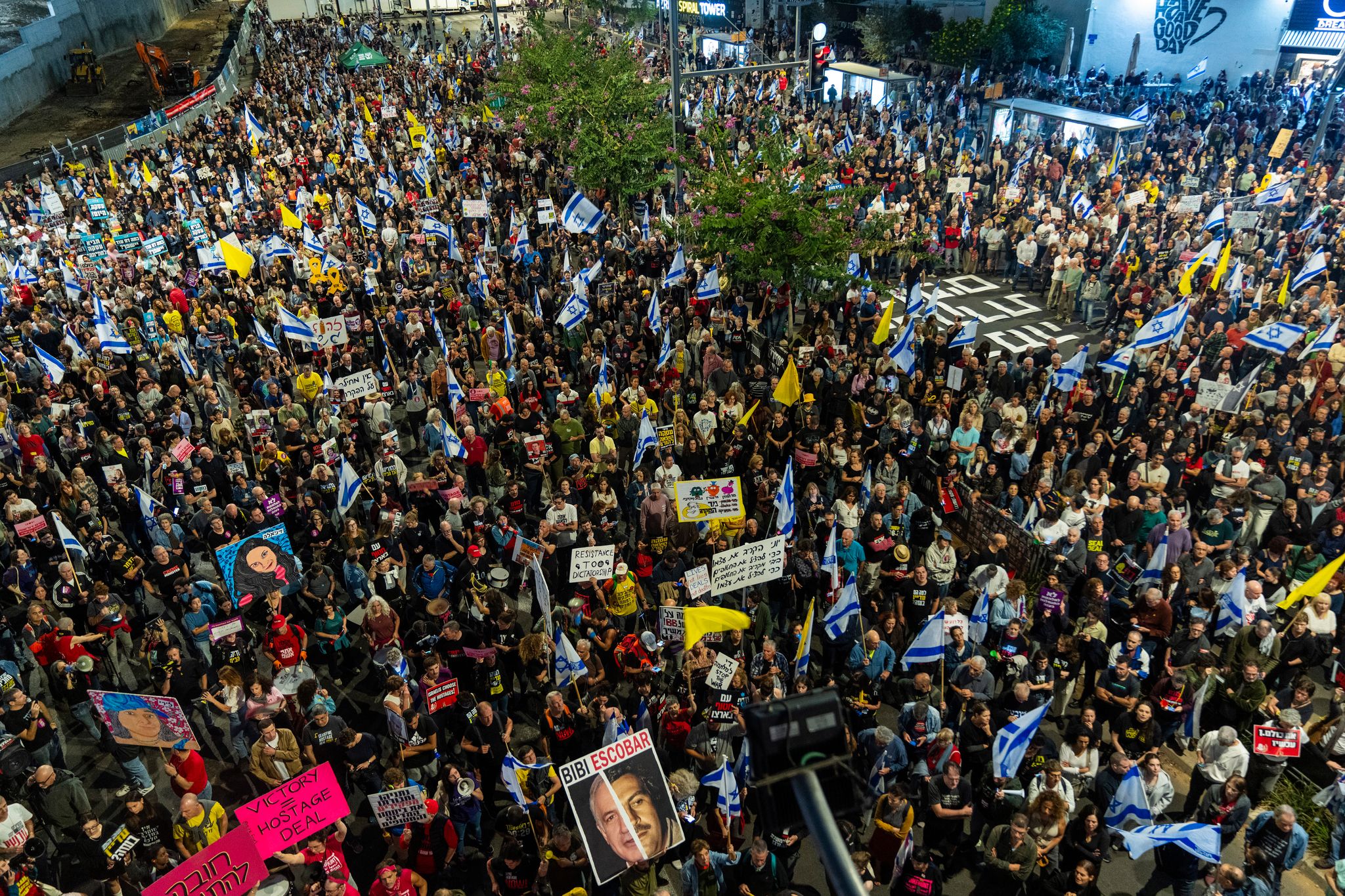 In Tel Aviv demonstrierten wieder hunderte Menschen für ein Abkommen zur Geisel-Freilassung.