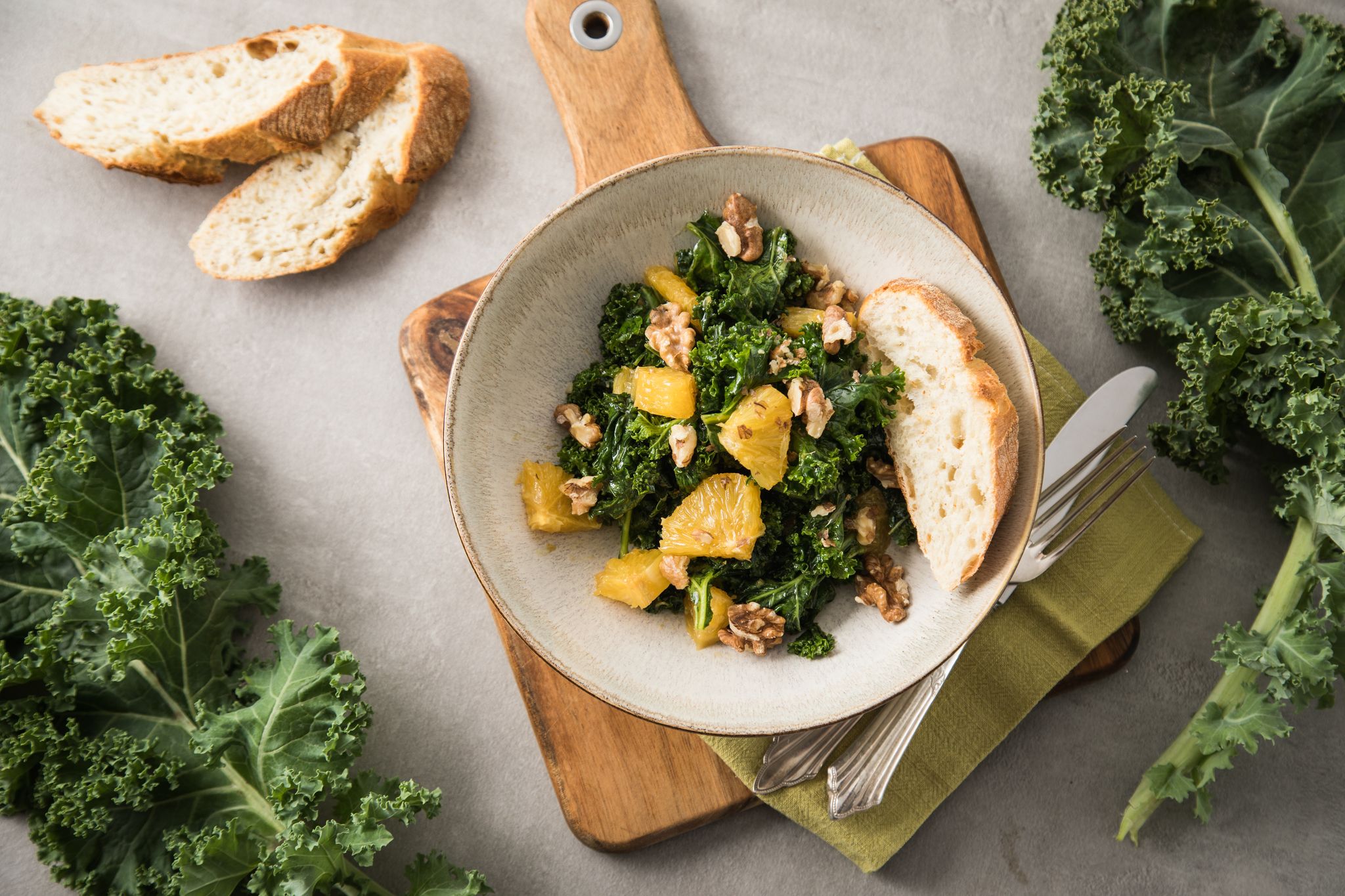 Grünkohl schmeckt auch als Salat, zum Beispiel mit Nüssen und einem kräftig-würzigen Dressing.