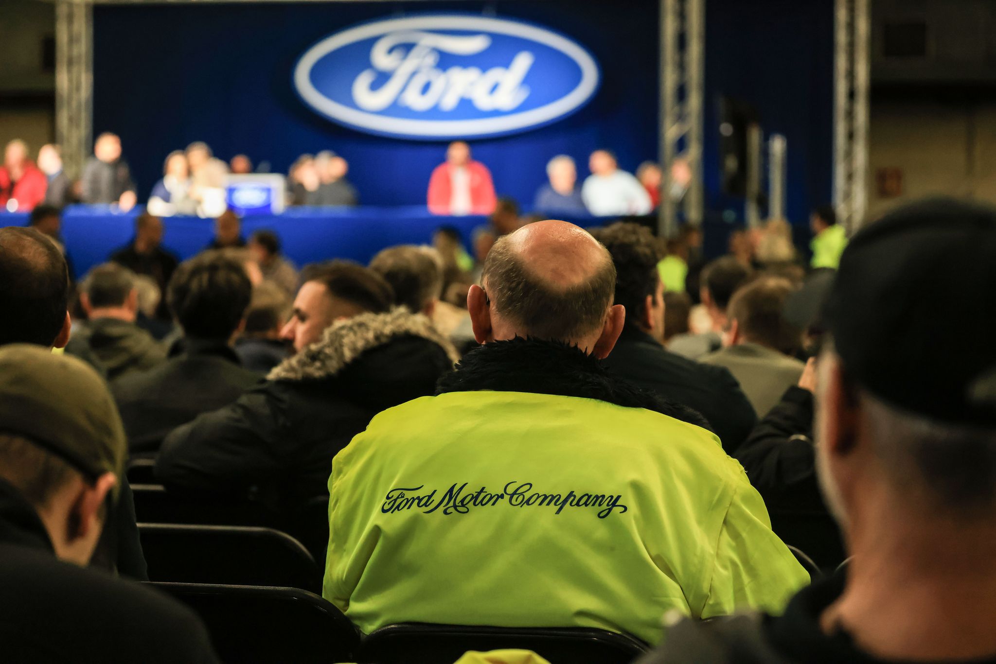 Ford-Mitarbeiter warten auf den Beginn der Betriebsversammlung.