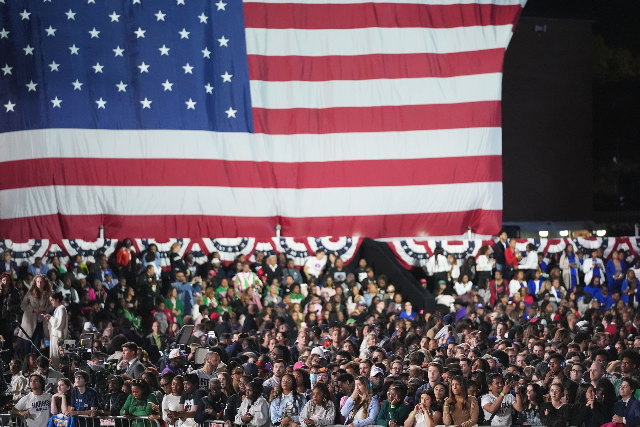 In der Hauptstadt Washington steigt eine Wahlparty für Harris - aber der Ausgang der Wahl ist noch ungewiss.