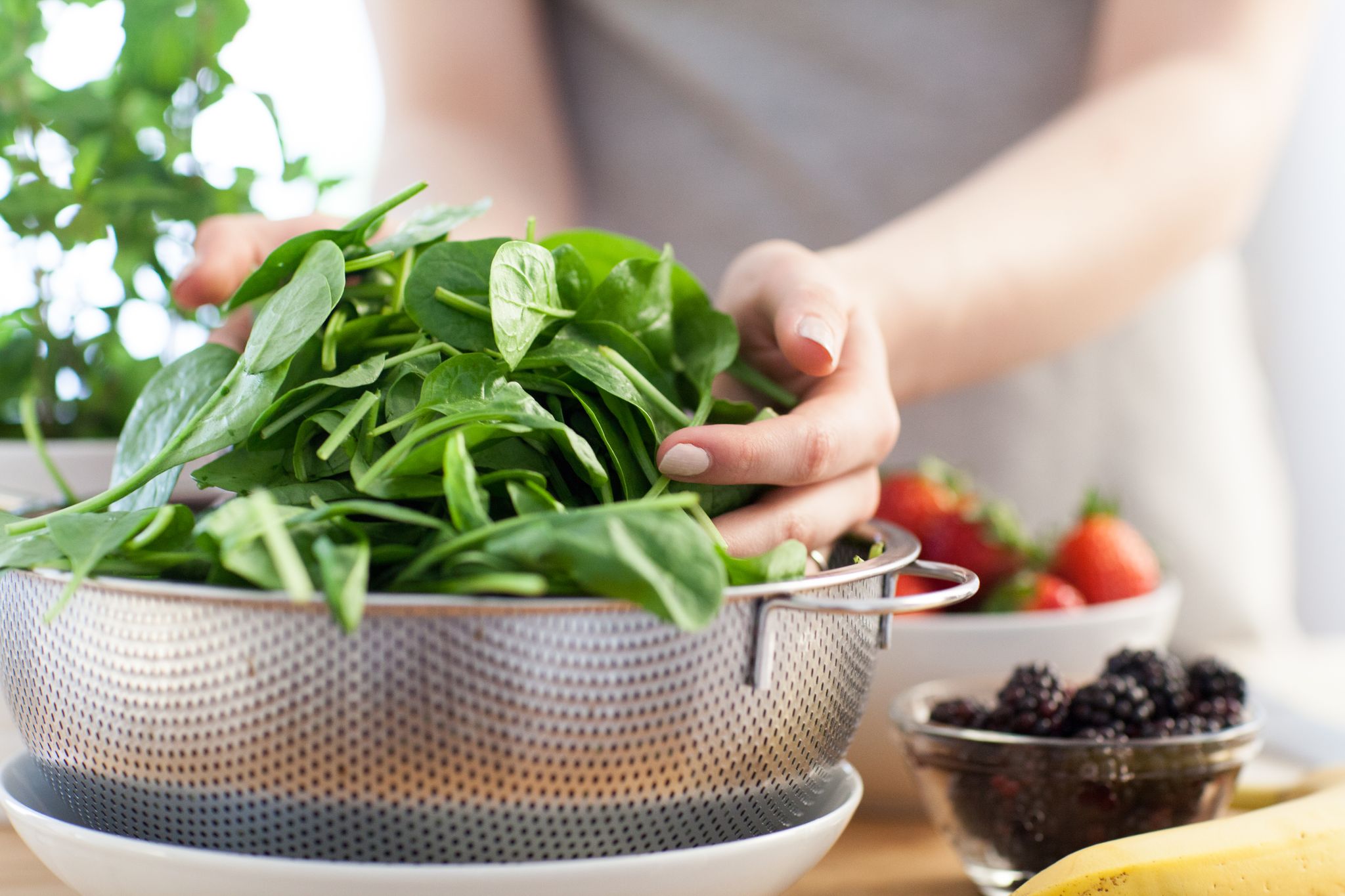 Das Spurenelement Eisen steckt etwa in Hülsenfrüchten, Vollkornprodukten und in grünem Blattgemüse wie Spinat.