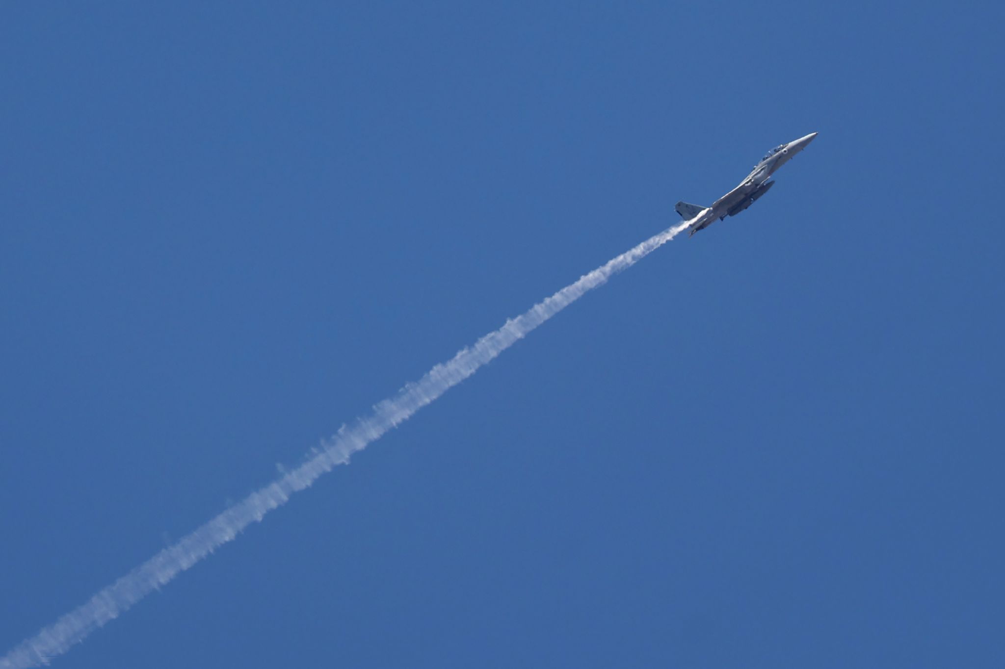 Ein israelischer Kampfjet ist von einem Luftwaffenstützpunkt aus zu sehen. (Archivbild)