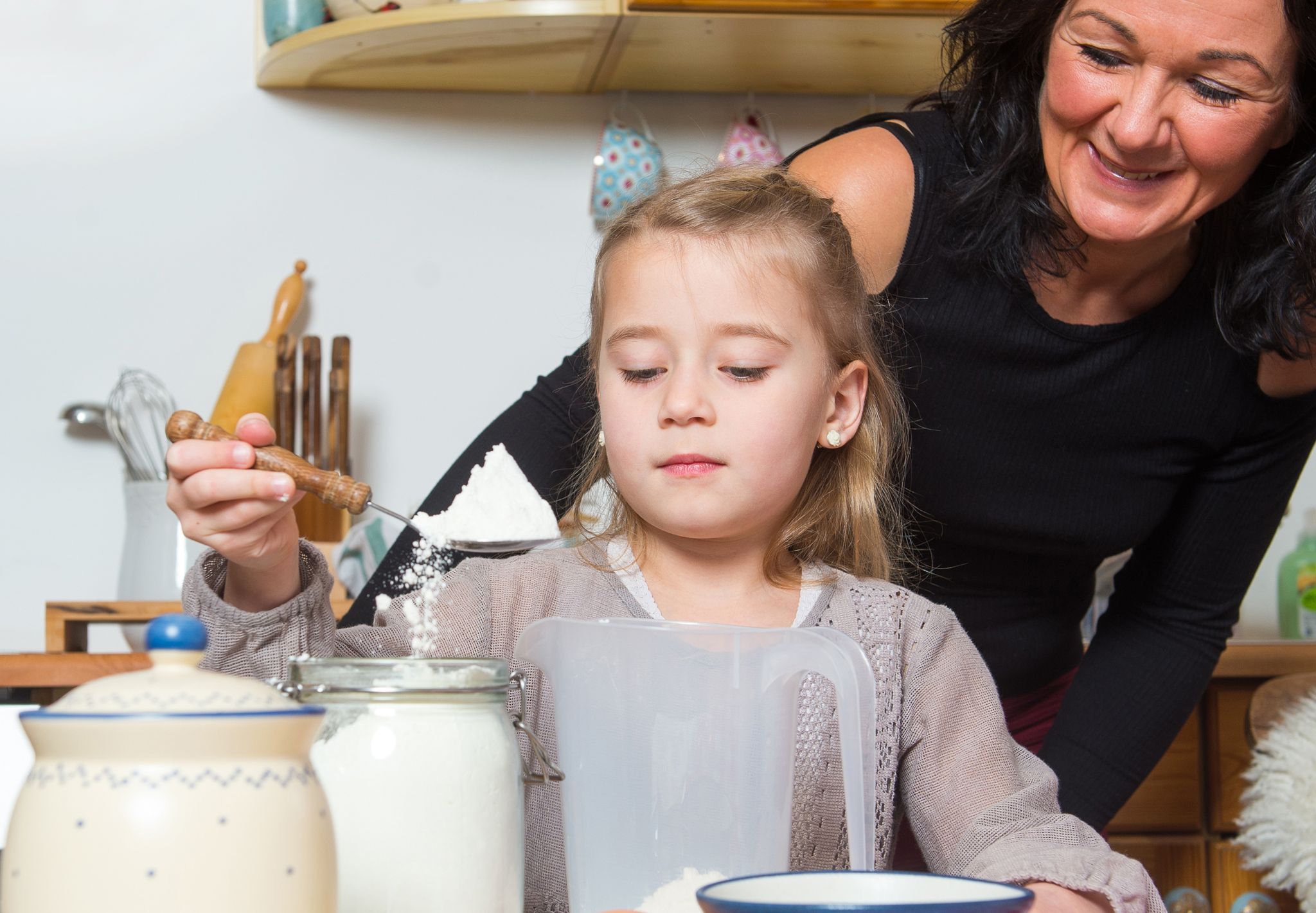 Mit Süßigkeiten gefüllte Schuhe sind am Nikolaustag der Klassiker. Aber auch gemeinsame Zeit beim Backen beschert dem Nachwuchs einen schönen Tag.