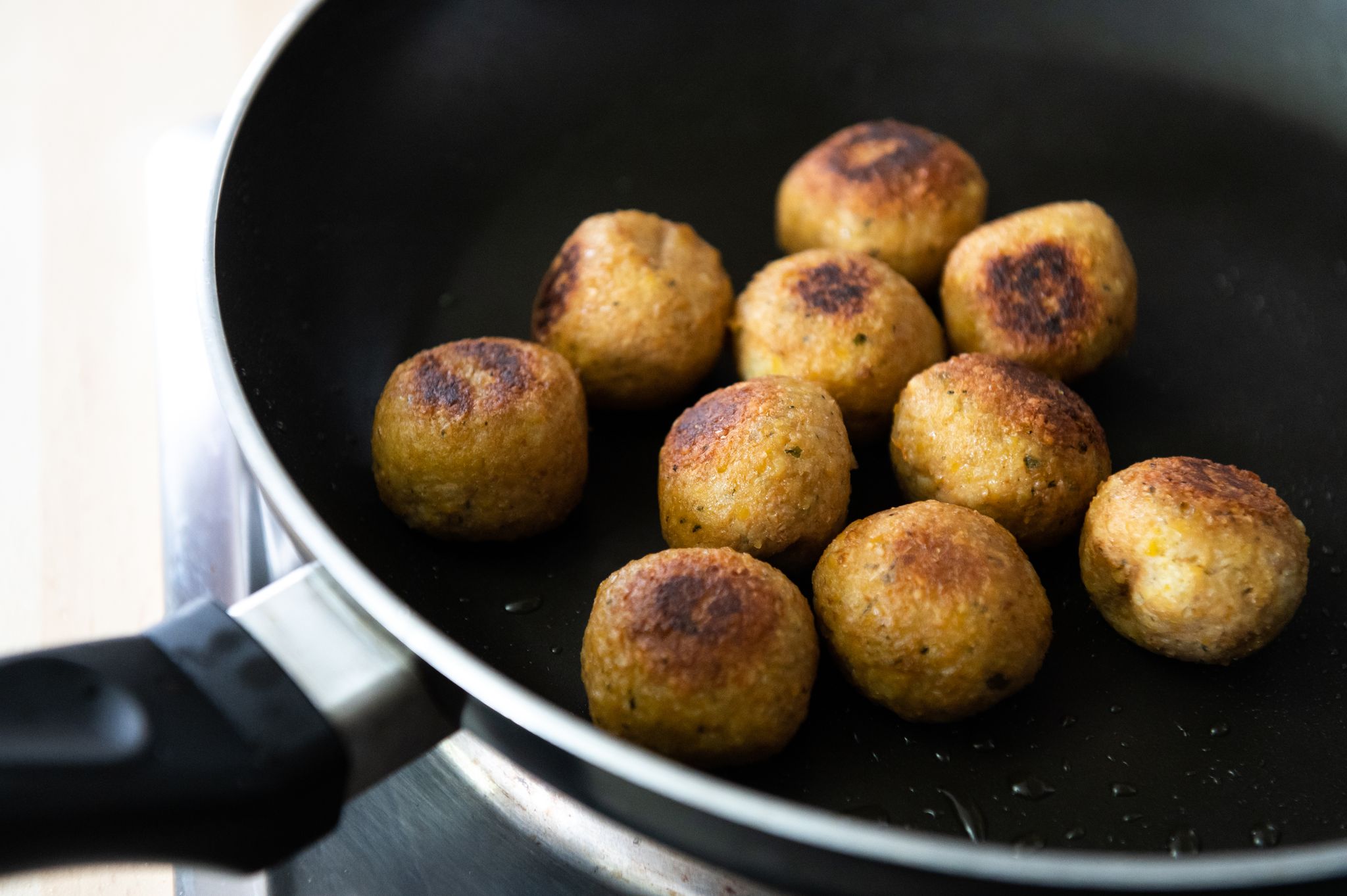 Kichererbsen-Falafeln aus dem Supermarkt schneiden in einem aktuellen Test von „Öko-Test“ gemischt ab: Nur ein Bio-Produkt erhielt die Bewertung „sehr gut“. Andere getestete Produkte wiesen Pestizidspuren, meist Glyphosat und teils mangelnde Würzung auf.