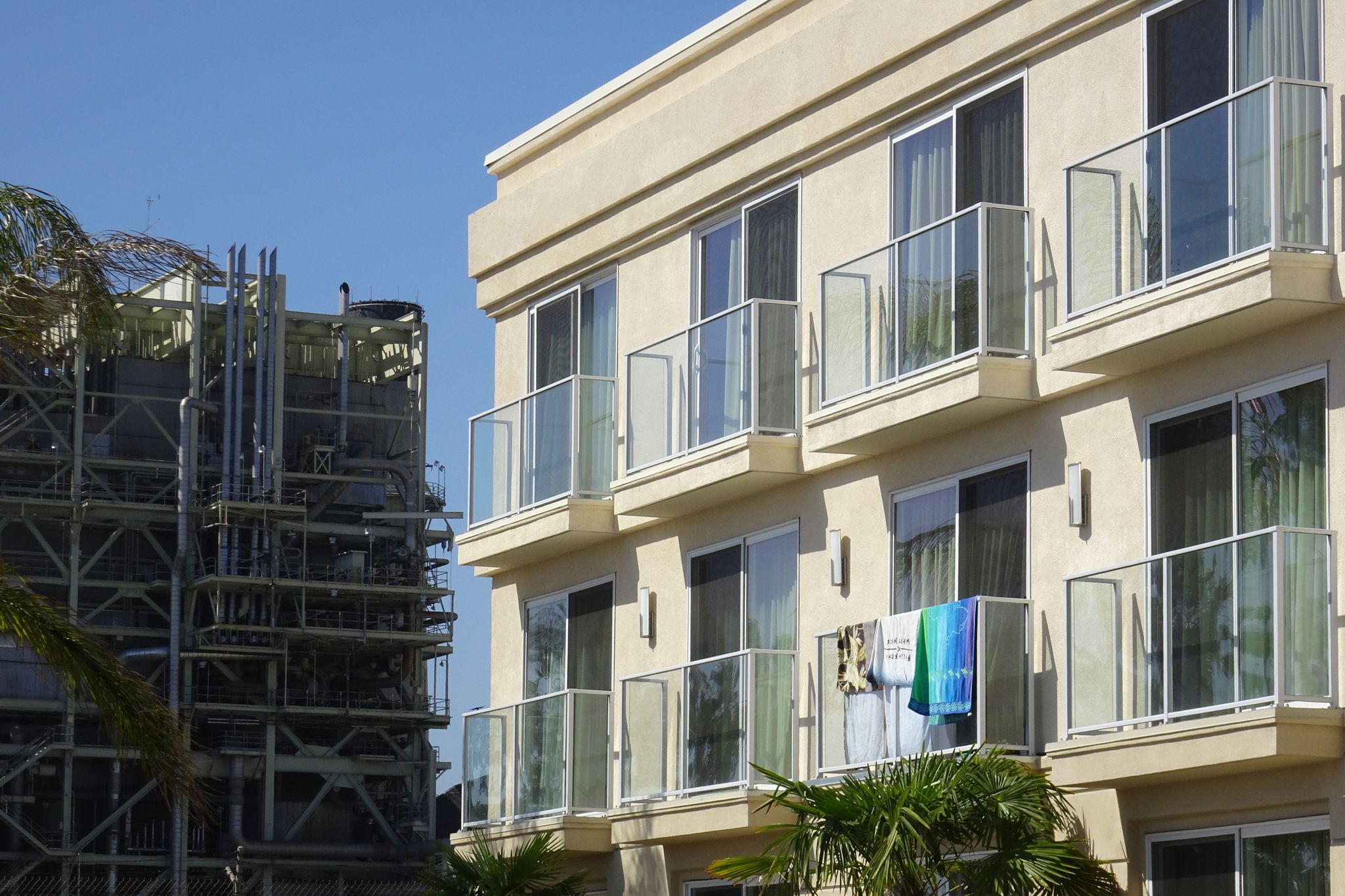 Wenn eine Baustelle direkt neben dem Hotel die Erholung unmöglich macht, können Pauschalurlauber den Reisepreis mindern - den Mangel sollten sie dokumentieren.