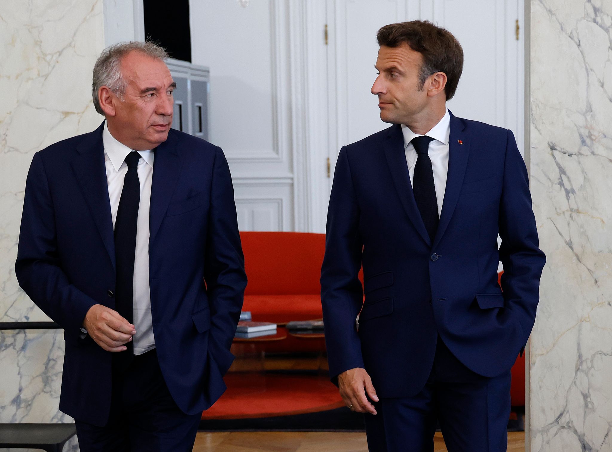 Setzt auf bekannte Köpfe: Regierungschef François Bayrou, hier mit Präsident Emmanuel Macron (Archivbild).