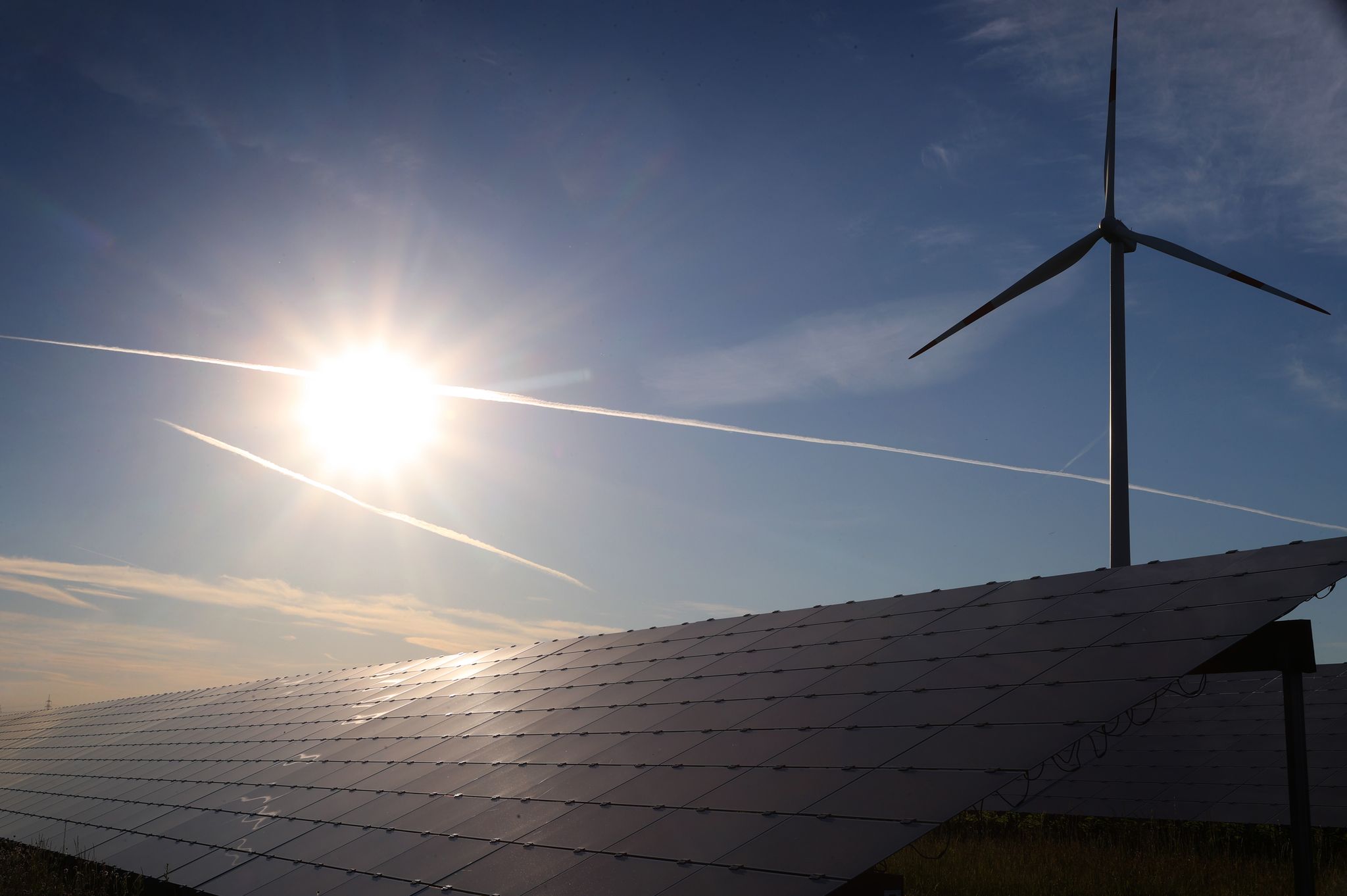 Zum Klimaschutz gehört beispielsweise der Ausbau erneuerbarer Energien. (Archivbild)