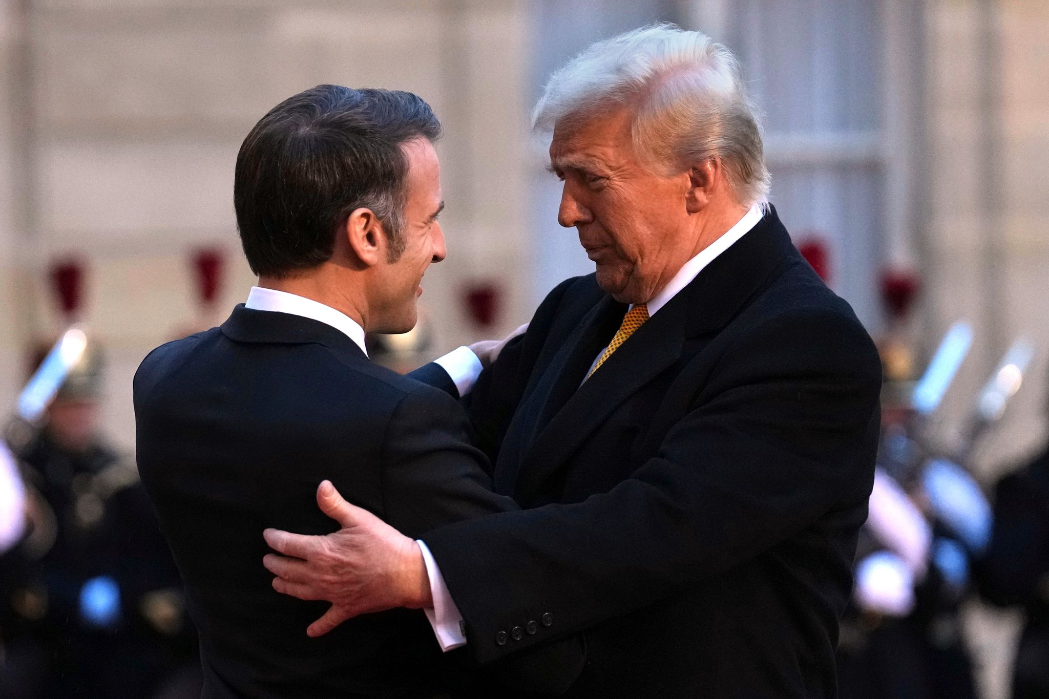 Macron bemüht sich noch vor Trumps Vereidigung als Präsident darum, sich mit dem Republikaner gut zu stellen.