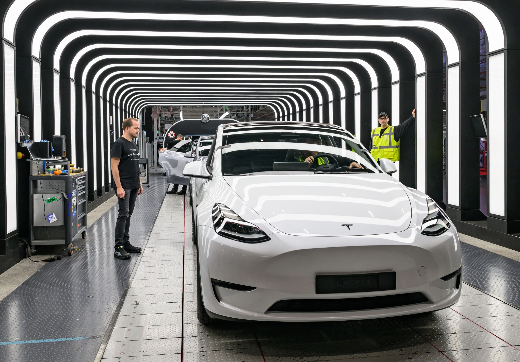 Der Werksleiter der Tesla-Fabrik in Brandenburg, André Thierig, zeigt sich trotz der E-Auto-Krise zuversichtlich (Archivbild).