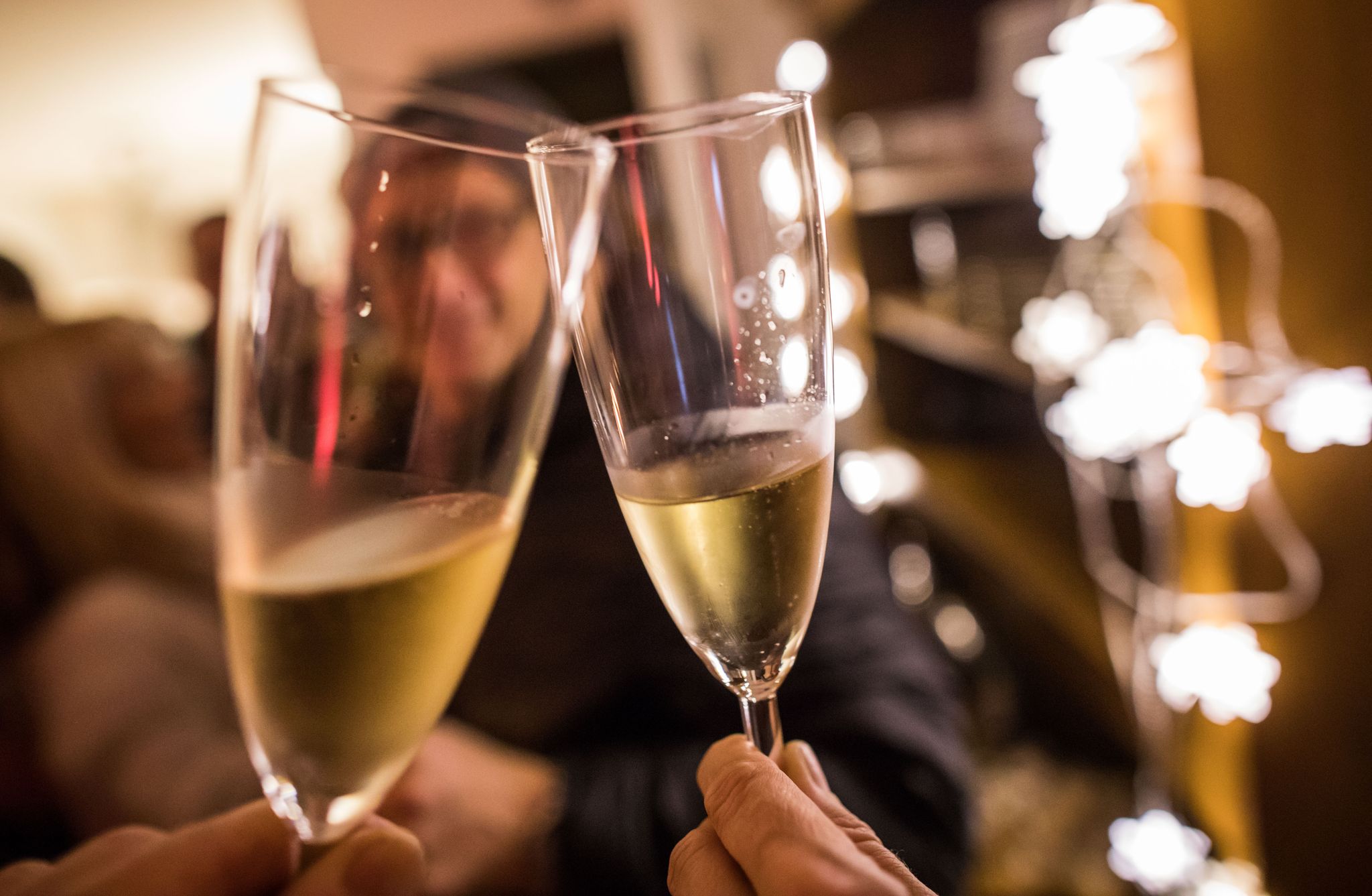 Die Deutschen stoßen gerne an - etwa jetzt zu Silvester.