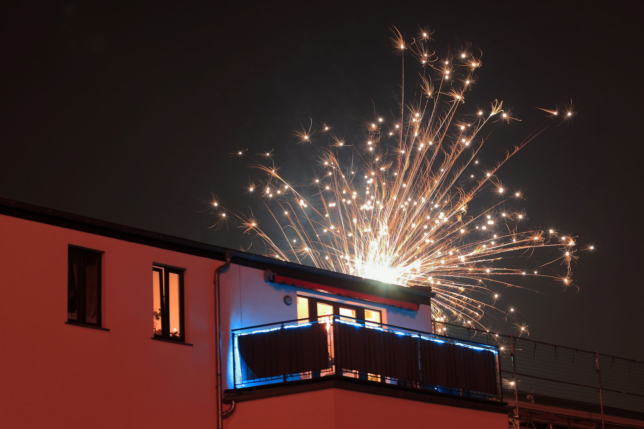 Damit Feuerwerkskörper keine Schäden im Haus anrichten können, sollten Fenster und Türen in der Silvesternacht geschlossen bleiben.