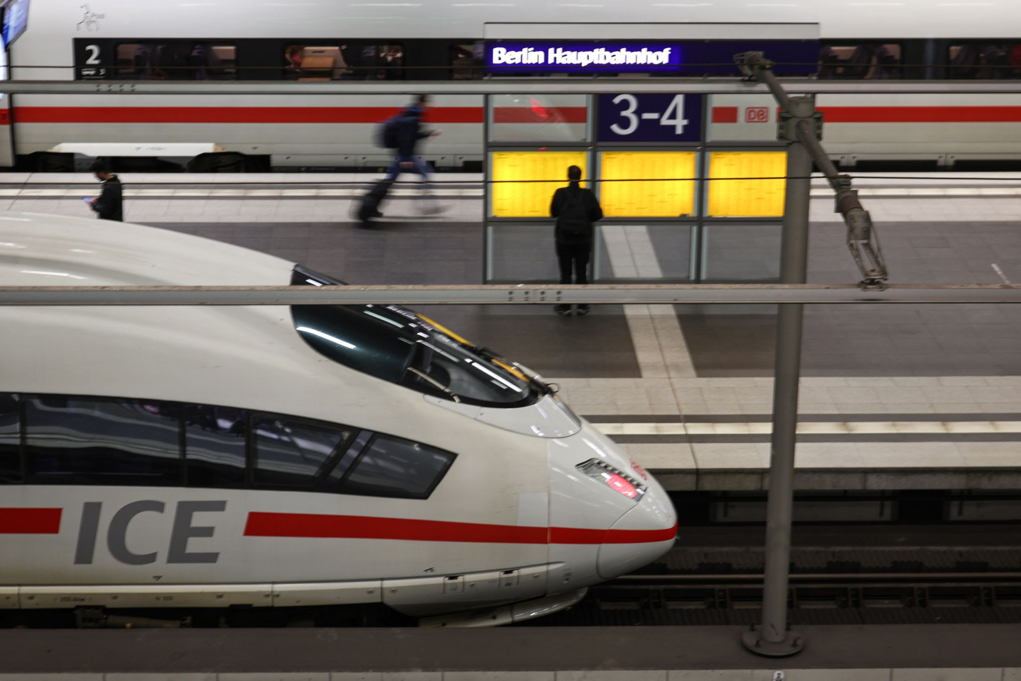 Gut acht Stunden soll der ICE vom Berliner Hauptbahnhof bis nach Paris brauchen. (Archivbild)