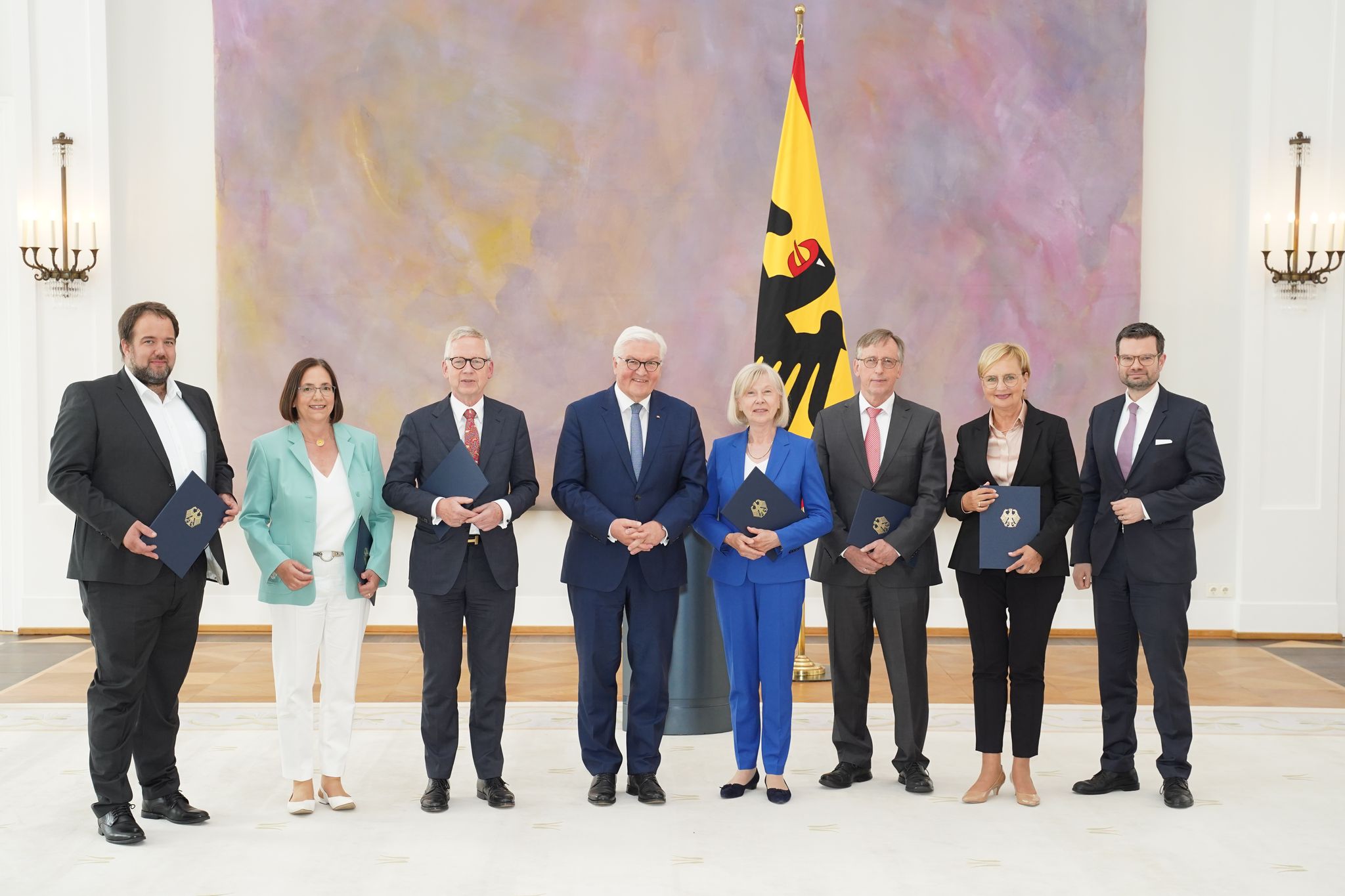 Im Mai 2022 ernannte Bundespräsident Frank-Walter Steinmeier in Anwesenheit des damaligen Bundesjustizministers, Marco Buschmann (FDP), Malte Spitz (l-r), Kerstin Müller, Lutz Goebel, Gudrun Grieser, Reinhard Göhner und Andrea Wicklein als neue Mitglieder des Nationalen Normenkontrollrates.