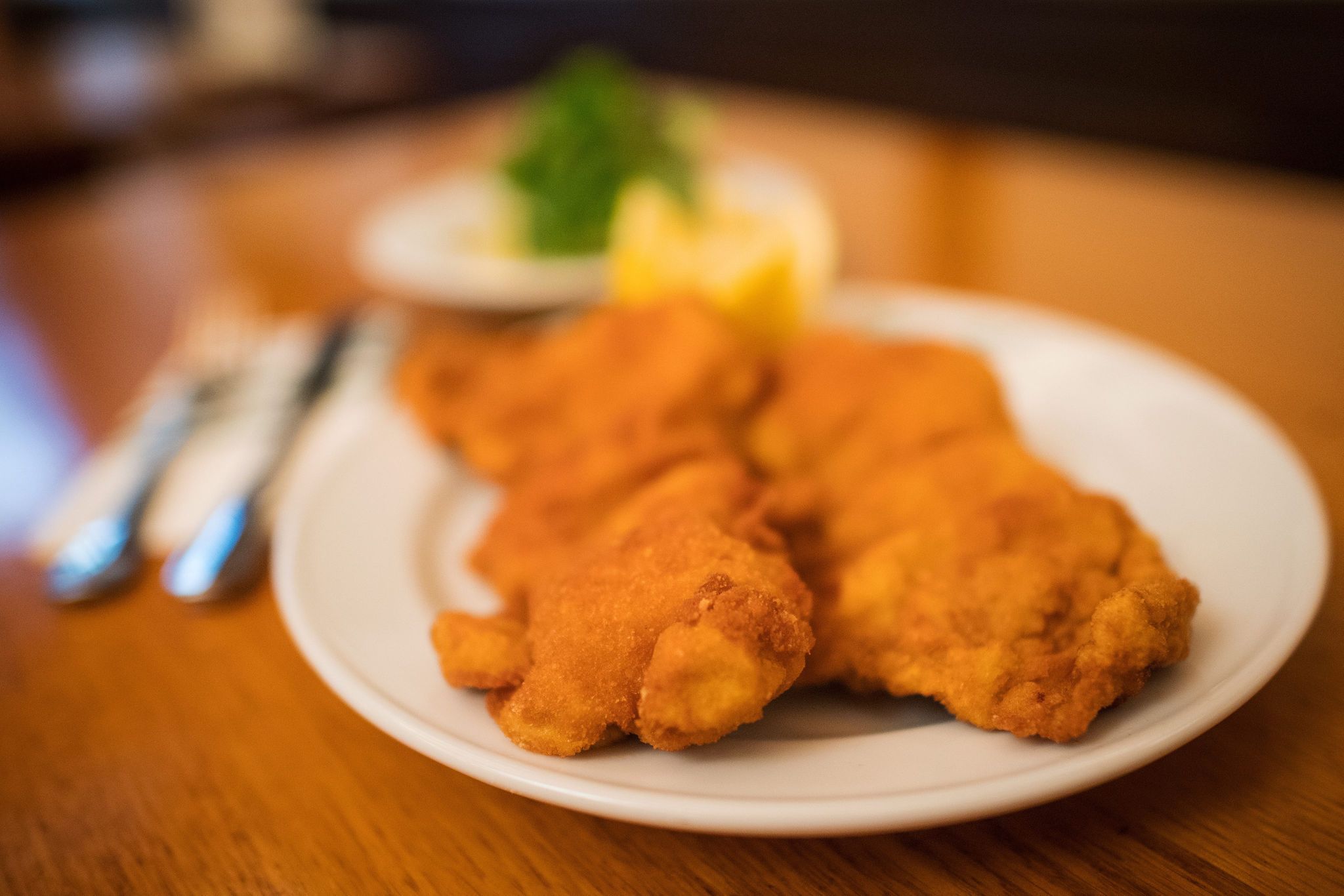 Wenn das Schnitzel auf dem Teller liegt, wissen Restaurantgäste in Deutschland nichts über die Haltungsform des Fleisches.