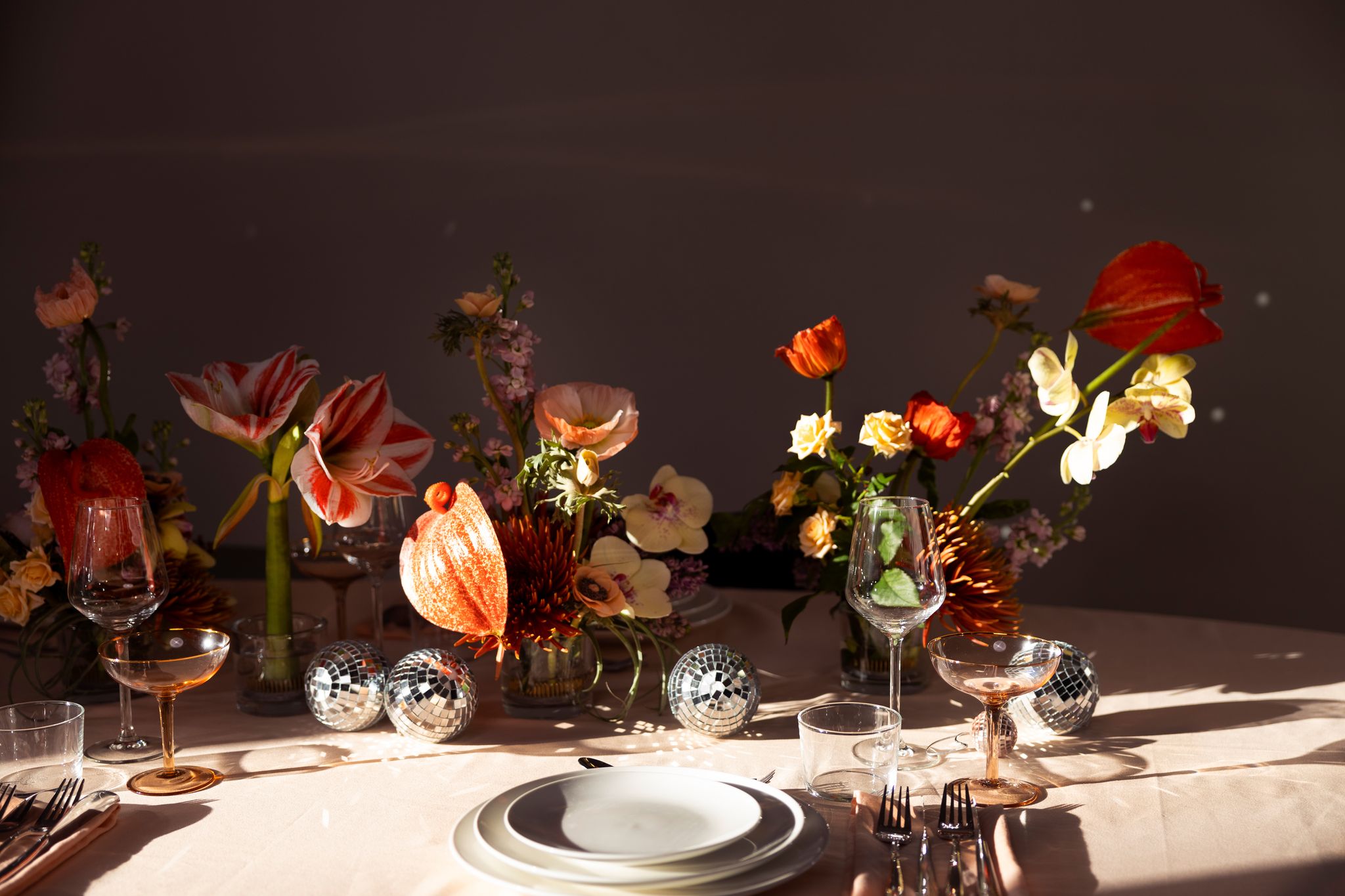 Schön arrangiert: Auch Blumen können als weihnachtliche Dekoration auf der Festtafel glänzen.