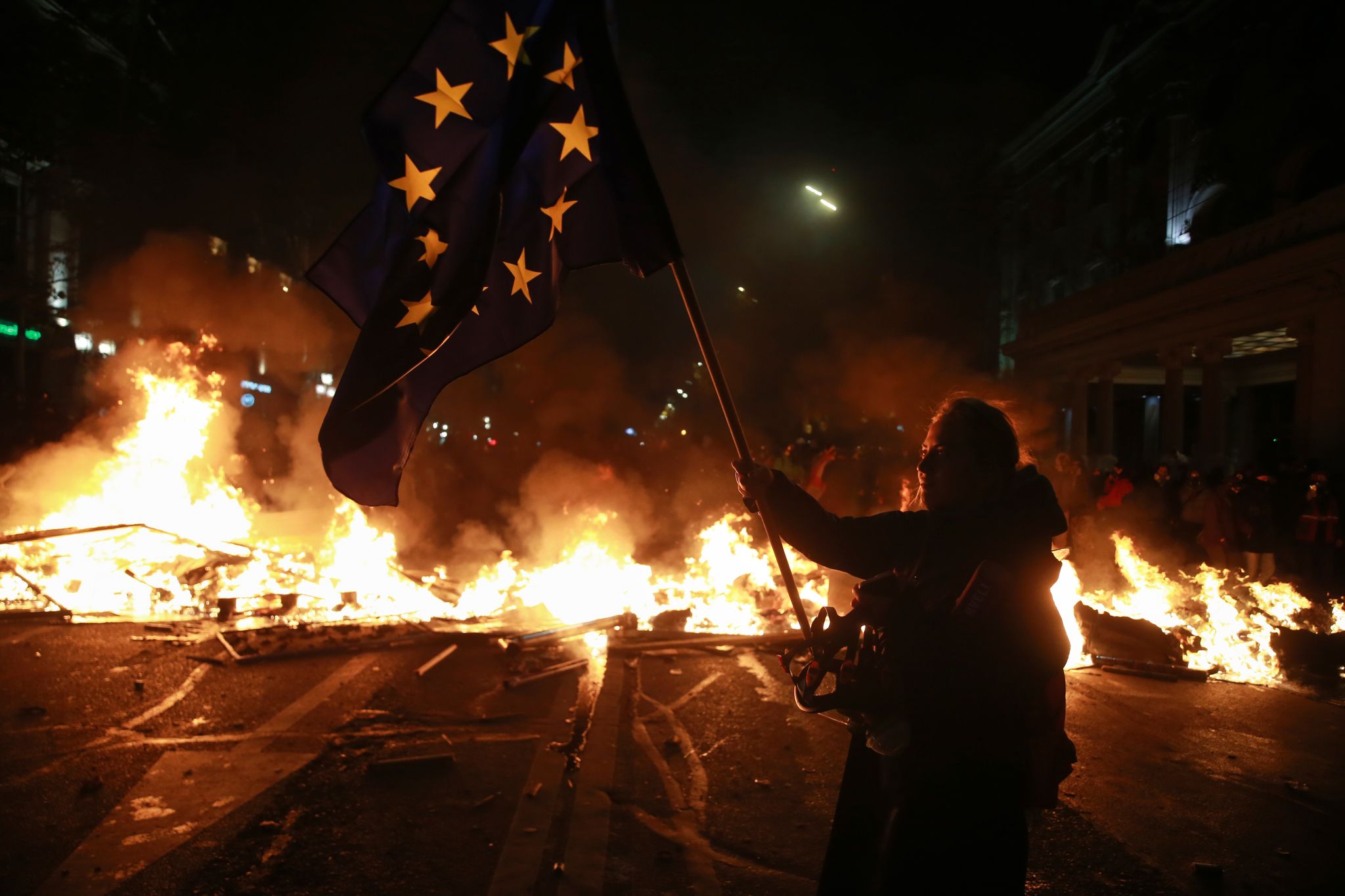 Die fünfte Nacht in Folge demonstrierten Menschen in der Südkaukasusrepublik Georgien gegen die Abkehr vom EU-Kurs des Landes.