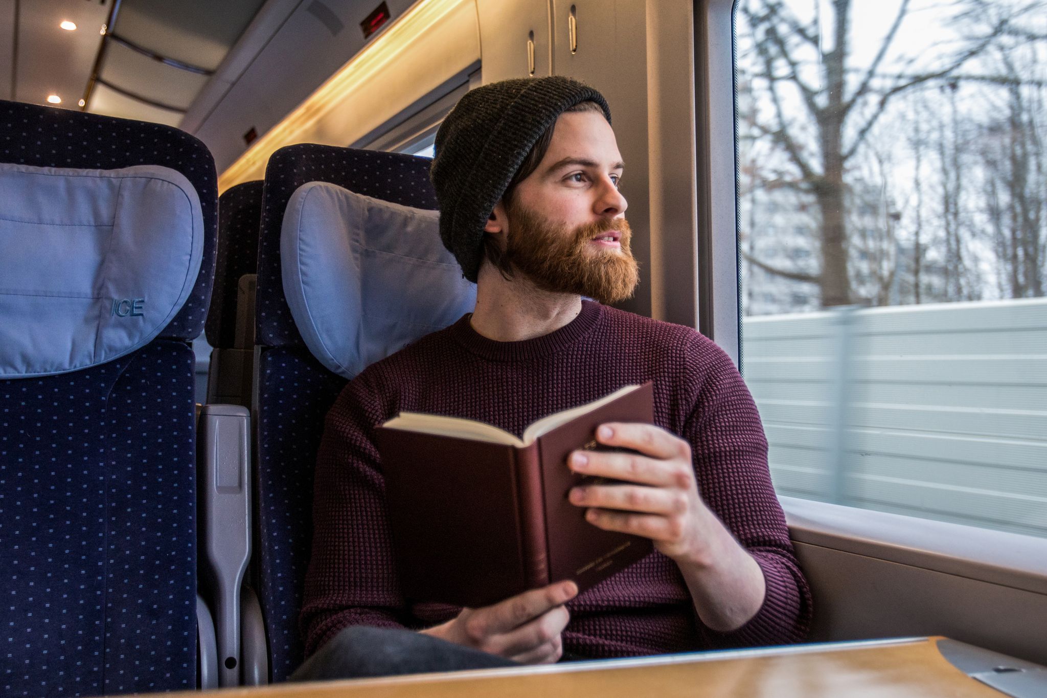 Buch statt Bildschirm: Eine Umfrage zeigt, dass viele Deutsche im Jahr 2025 eine digitale Auszeit planen.