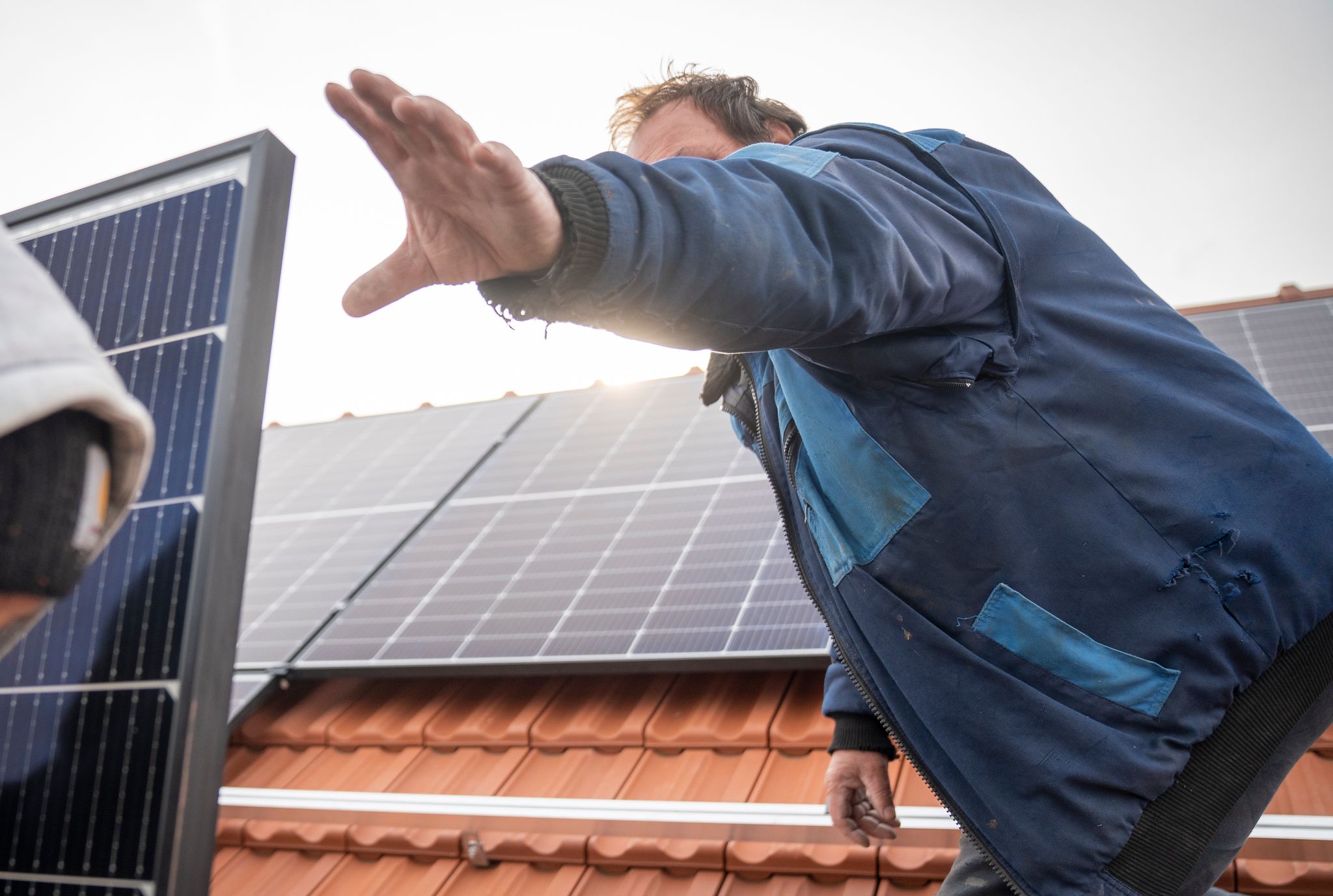 Wer die Installation einer Photovoltaik-Anlage plant, sollte sich von einem Fachbetrieb beraten lassen.