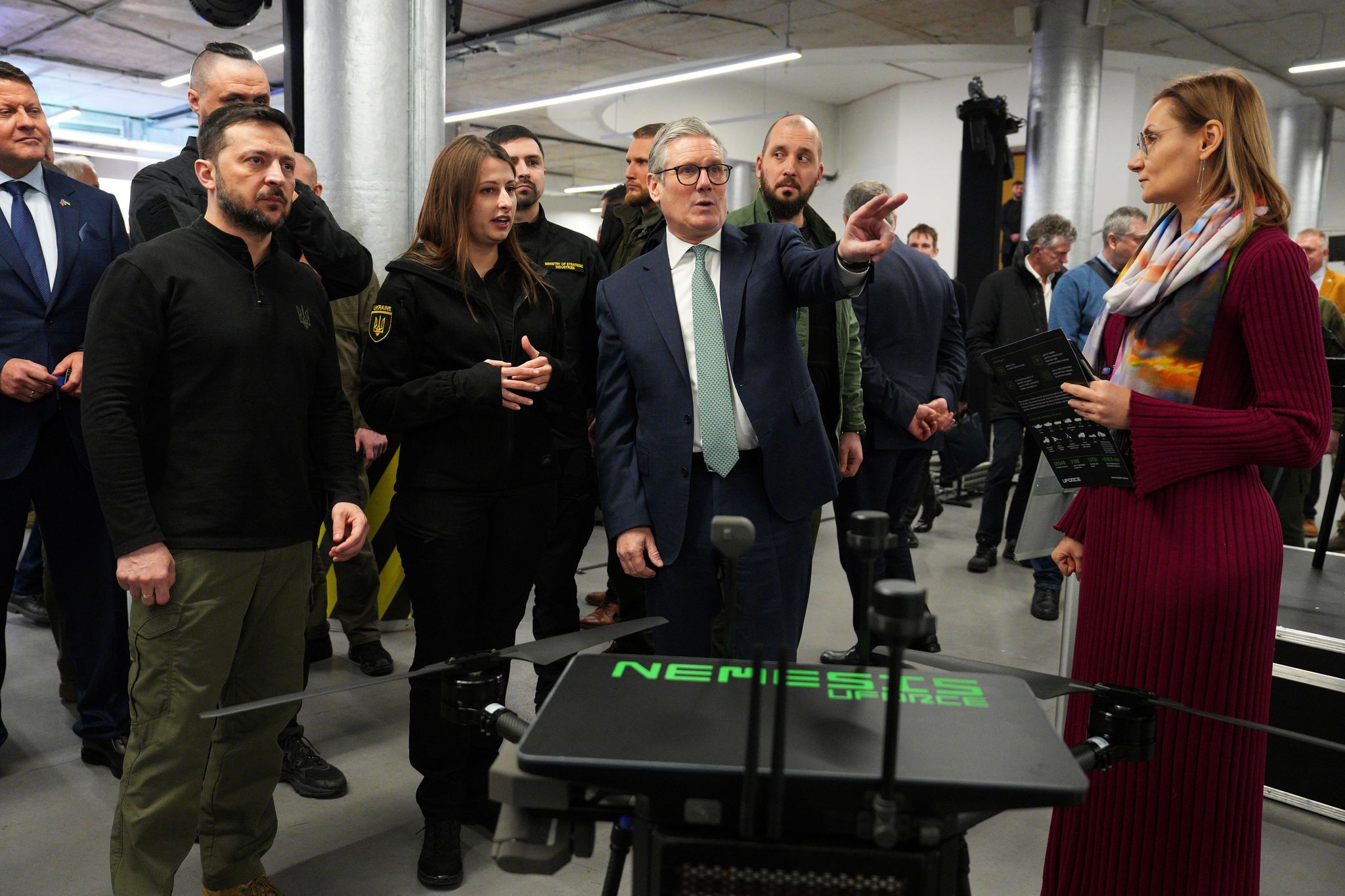 Der britische Premierminister Keir Starmer (M.) ließ sich in Kiew mit dem ukrainischen Präsidenten Wolodymyr Selenskyj (l.) Militärdrohnen zeigen.