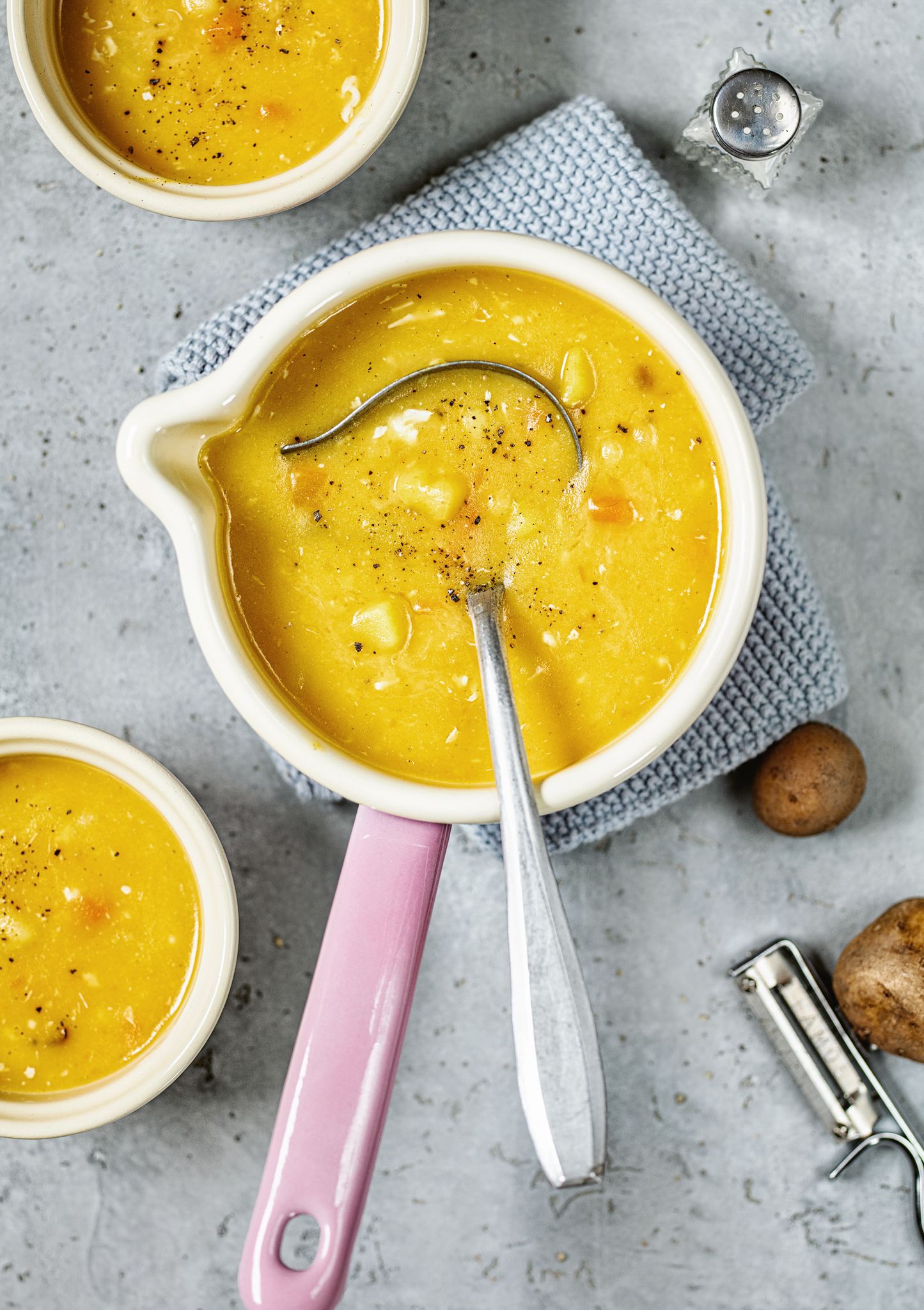 Bei der einfachen Kartoffelsuppe von Jennifer Kuschel wird ein Teil der Suppe püriert - und am Ende kommt noch ein Ei hinein.