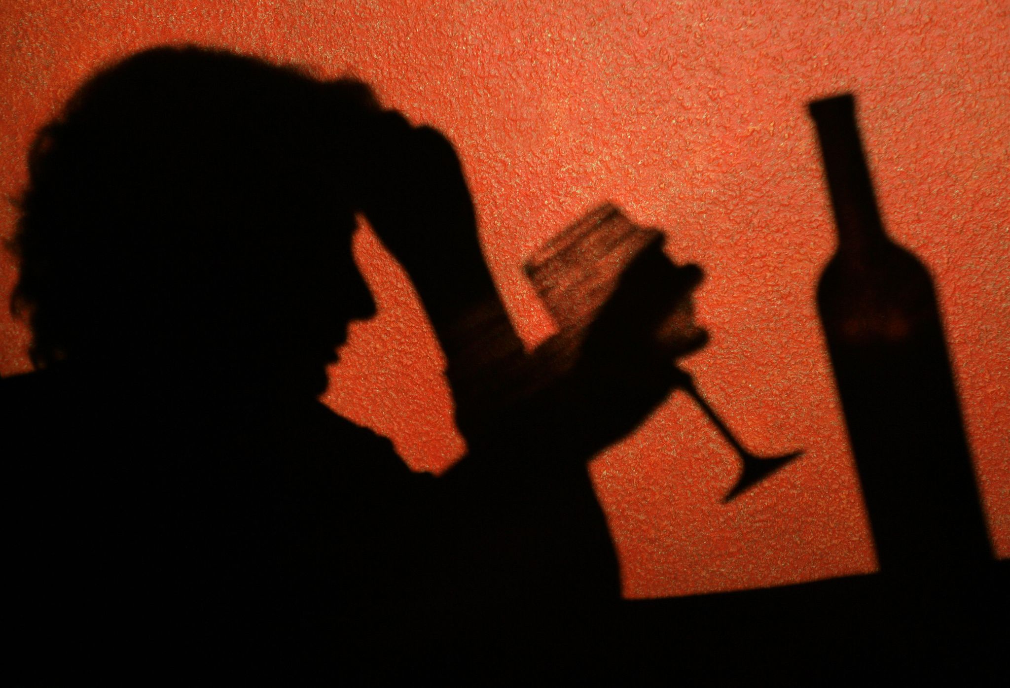 Ein Alkoholproblem ist auch meist ein Problem für das persönliche Umfeld. Wer sich Sorgen macht, sollte aber lieber keinen Druck auf Betroffene ausüben.